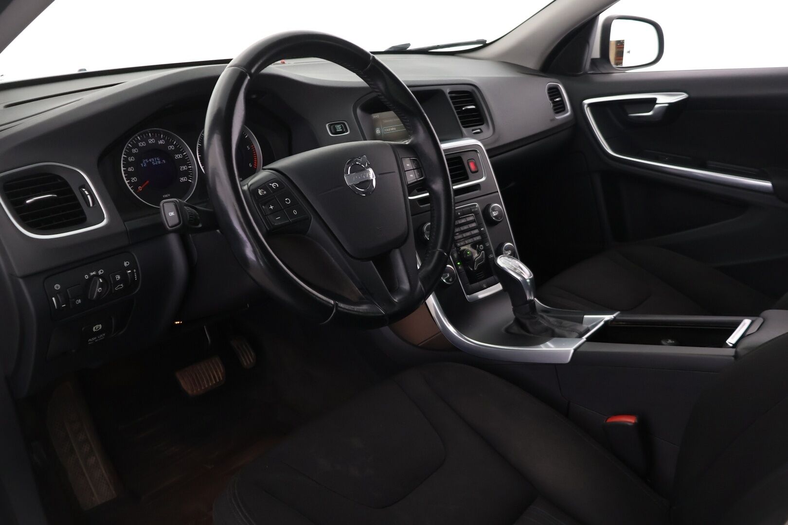 Volvo V60 2013 D2 Kinetic aut - YritysOutlet - Myydään vain yrityksille - Suomiauto / High Performance Audio / Lohkolämmitin / Vakkari / 2x Renkaat Aluvantein / Siisti yksilö!