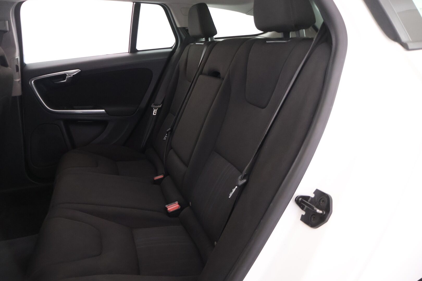 Volvo V60 2013 D2 Kinetic aut - YritysOutlet - Myydään vain yrityksille - Suomiauto / High Performance Audio / Lohkolämmitin / Vakkari / 2x Renkaat Aluvantein / Siisti yksilö!