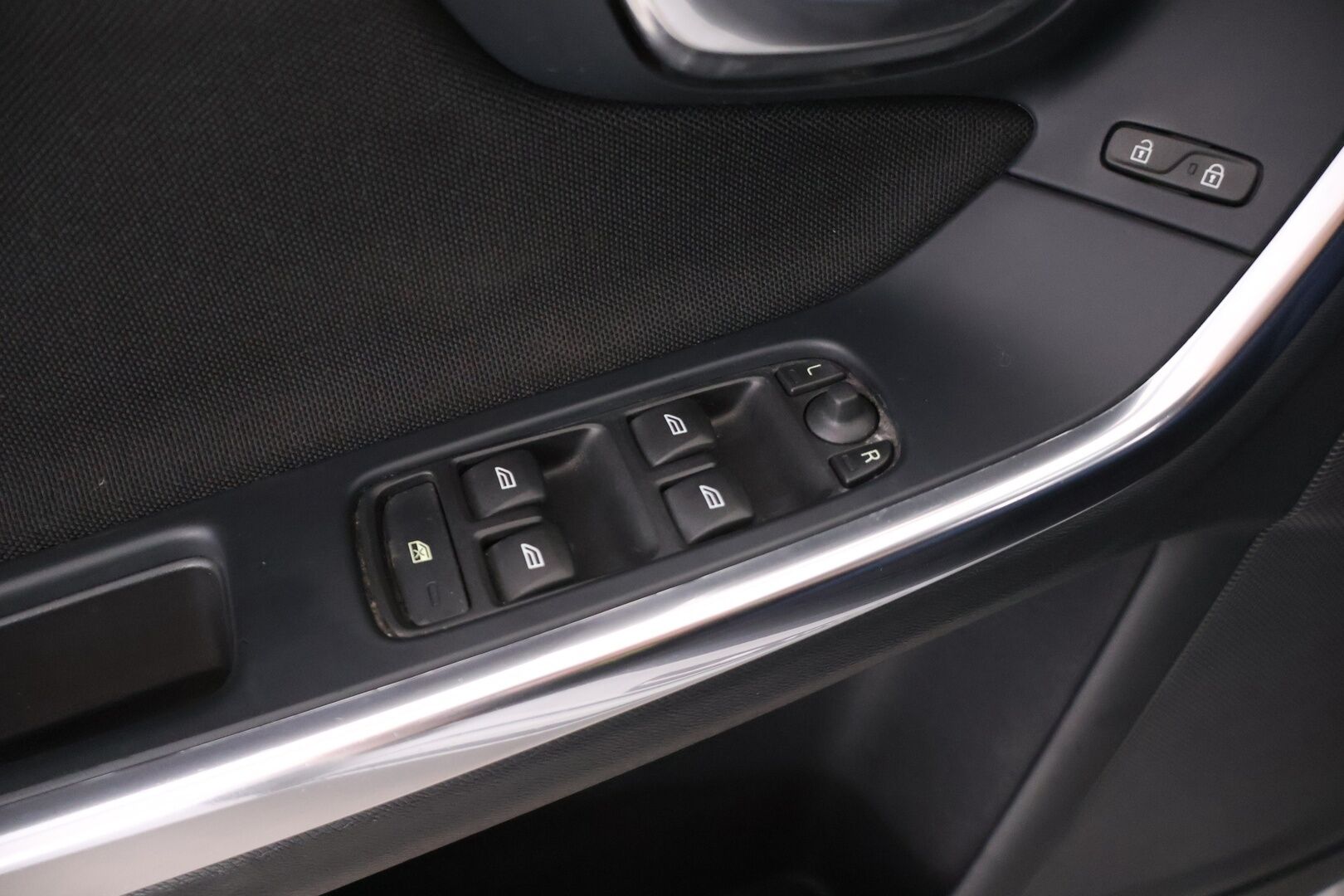 Volvo V60 2013 D2 Kinetic aut - YritysOutlet - Myydään vain yrityksille - Suomiauto / High Performance Audio / Lohkolämmitin / Vakkari / 2x Renkaat Aluvantein / Siisti yksilö!