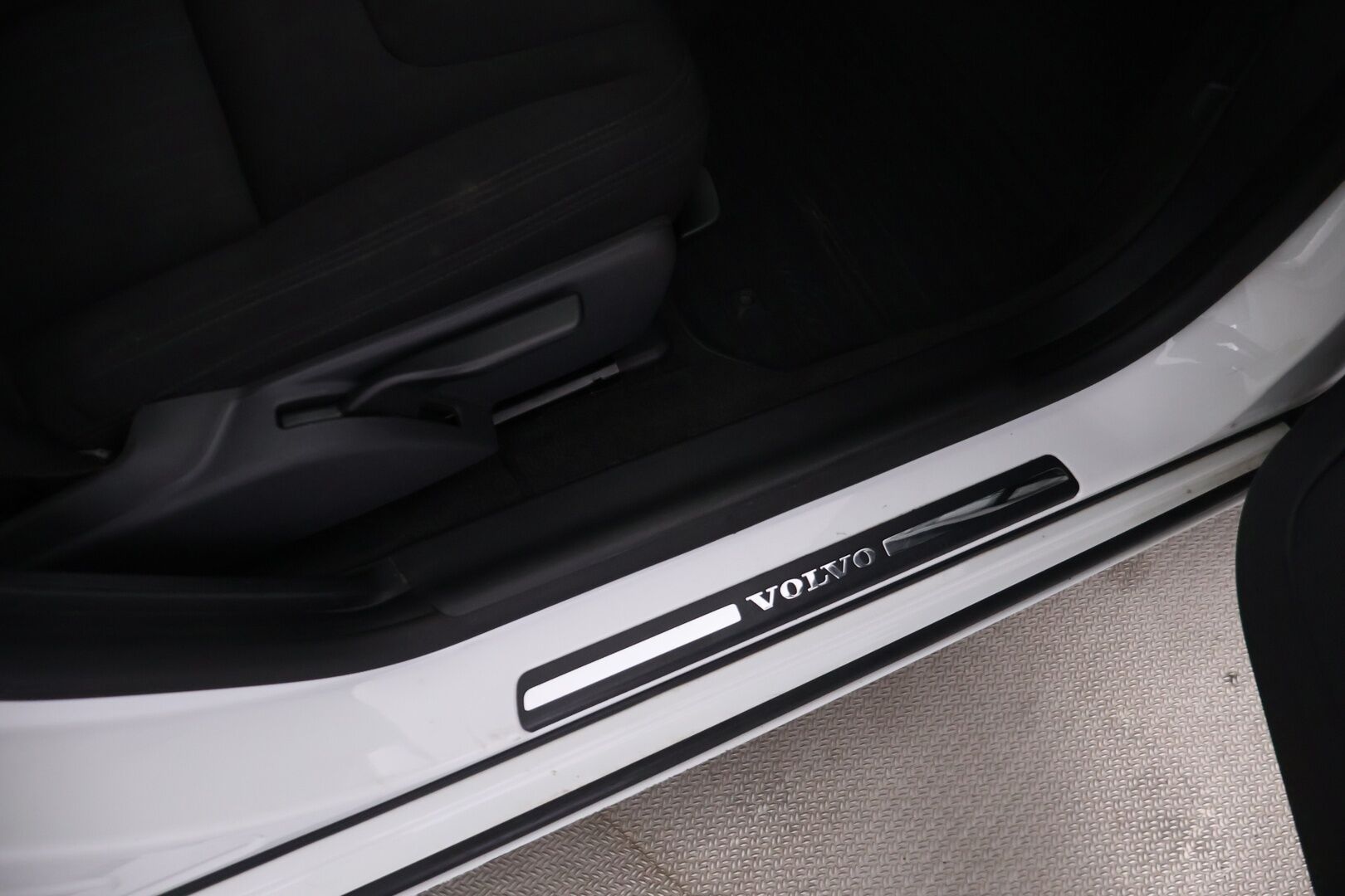 Volvo V60 2013 D2 Kinetic aut - YritysOutlet - Myydään vain yrityksille - Suomiauto / High Performance Audio / Lohkolämmitin / Vakkari / 2x Renkaat Aluvantein / Siisti yksilö!