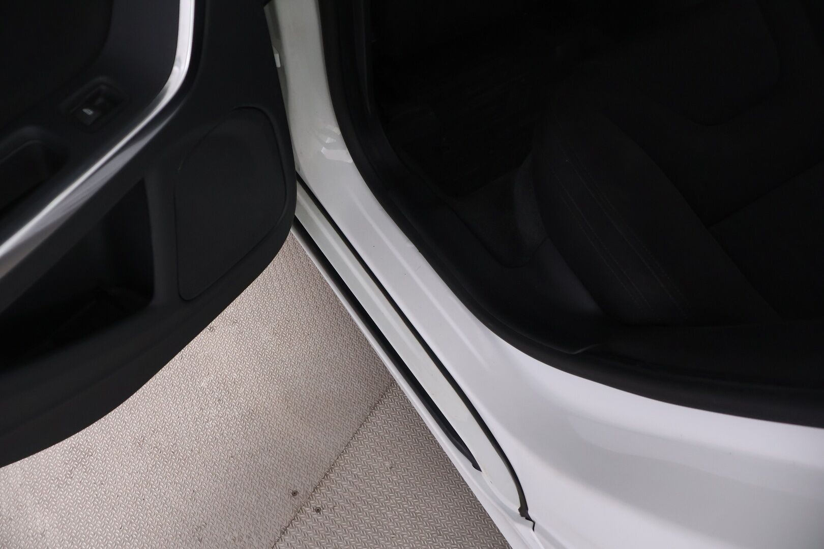Volvo V60 2013 D2 Kinetic aut - YritysOutlet - Myydään vain yrityksille - Suomiauto / High Performance Audio / Lohkolämmitin / Vakkari / 2x Renkaat Aluvantein / Siisti yksilö!