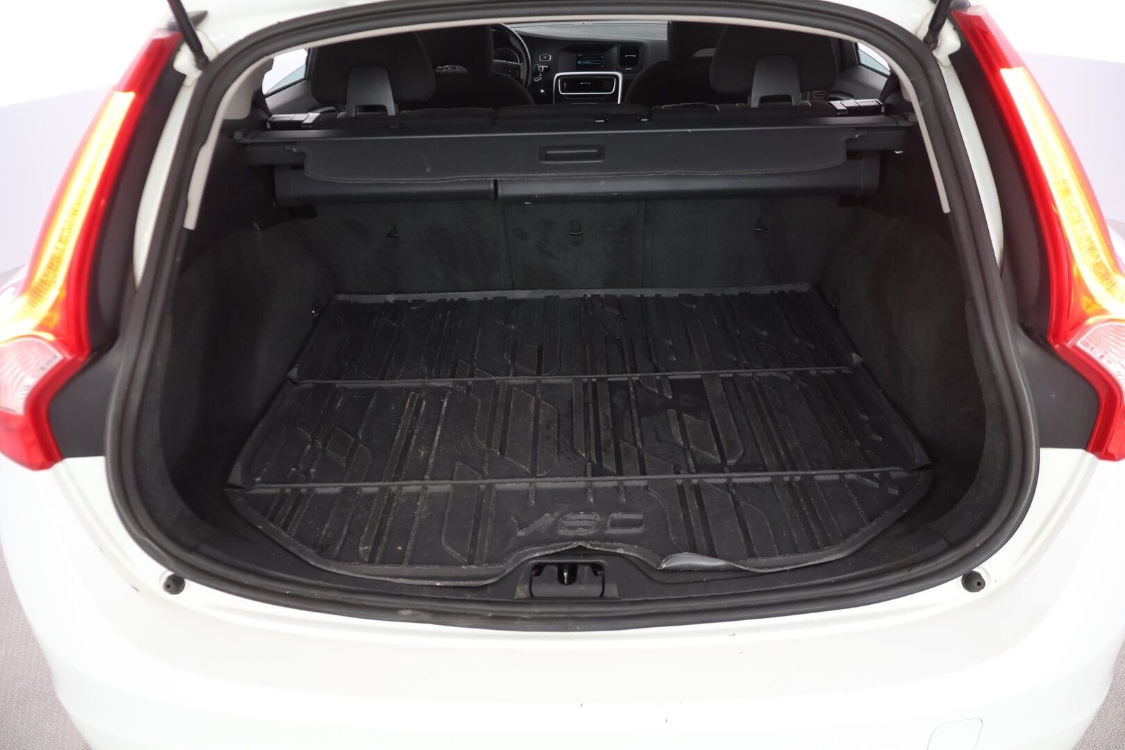 Volvo V60 2013 D2 Kinetic aut - YritysOutlet - Myydään vain yrityksille - Suomiauto / High Performance Audio / Lohkolämmitin / Vakkari / 2x Renkaat Aluvantein / Siisti yksilö!