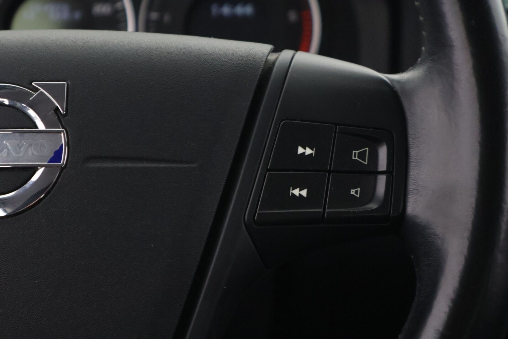Volvo V60 2013 D2 Kinetic aut - YritysOutlet - Myydään vain yrityksille - Suomiauto / High Performance Audio / Lohkolämmitin / Vakkari / 2x Renkaat Aluvantein / Siisti yksilö!