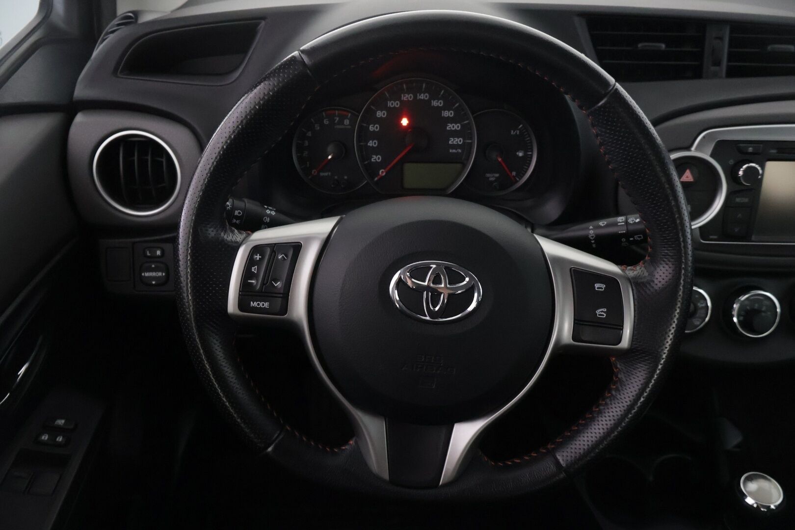 Toyota Yaris 2013 1,33 Dual VVT-i Style 5ov - Suomi-auto | Navigointi | P.kamera | Lohko+sisäp | 2x Toyota alut | Ilmastointi | Isofix
