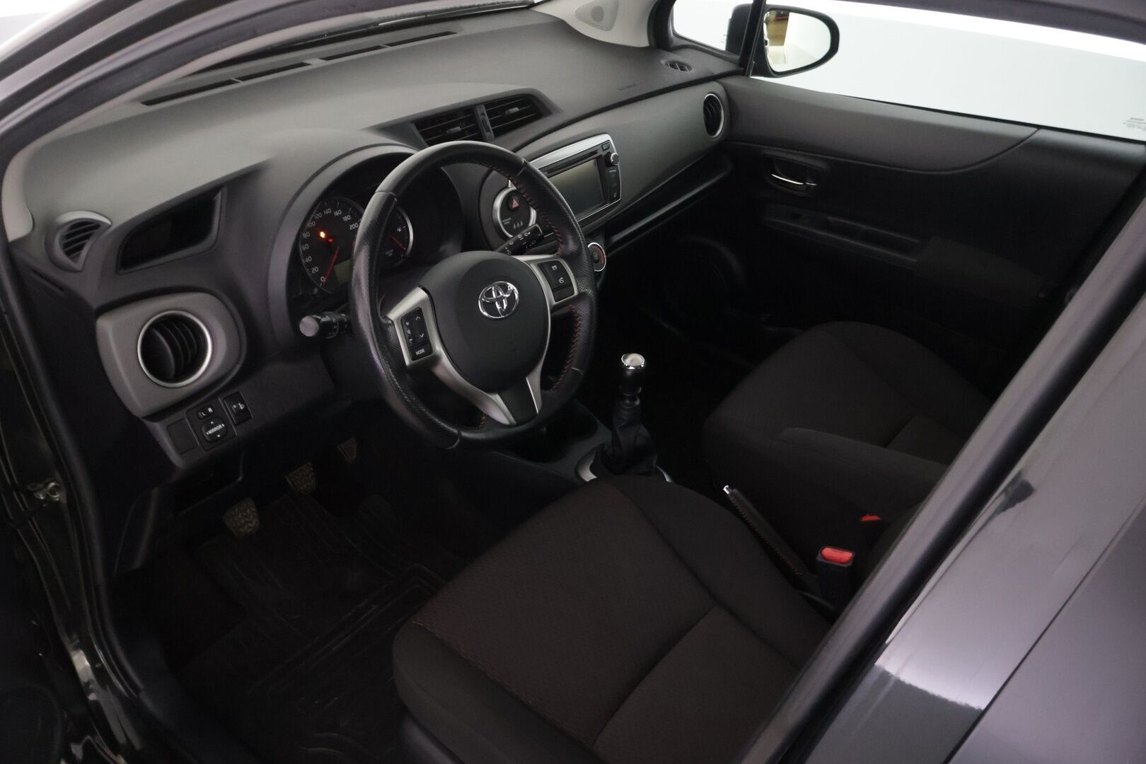 Toyota Yaris 2013 1,33 Dual VVT-i Style 5ov - Suomi-auto | Navigointi | P.kamera | Lohko+sisäp | 2x Toyota alut | Ilmastointi | Isofix