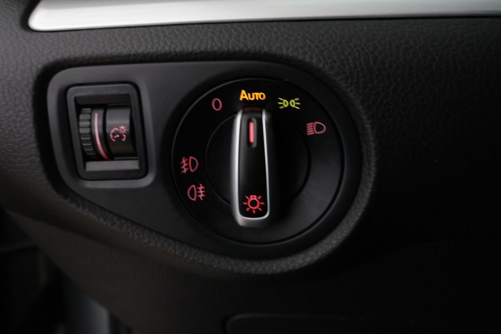 Volkswagen Sharan 2013 Highline 2,0 TDI 125kW DSG 7-P * Suomi-auto / Webasto / Koukku / Tutkat / Vakkari * - Sähkötoimiset sivuovet / Navi / Tutkat edessä ja takana - HULLUT AVAJAISHULINAT KORKOTARJOUS 3,29 %