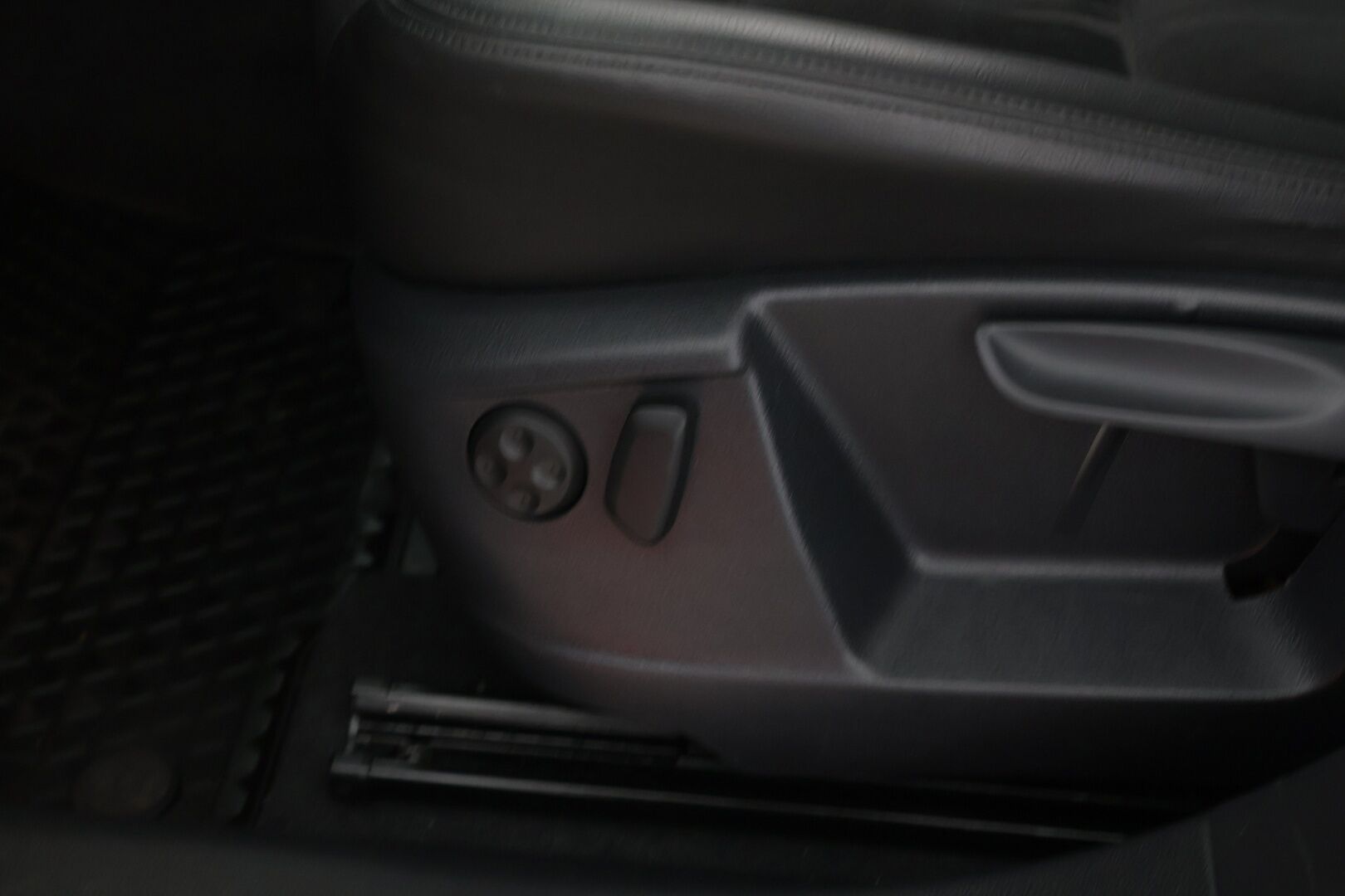 Volkswagen Sharan 2013 Highline 2,0 TDI 125kW DSG 7-P * Suomi-auto / Webasto / Koukku / Tutkat / Vakkari * - Sähkötoimiset sivuovet / Navi / Tutkat edessä ja takana - HULLUT AVAJAISHULINAT KORKOTARJOUS 3,29 %