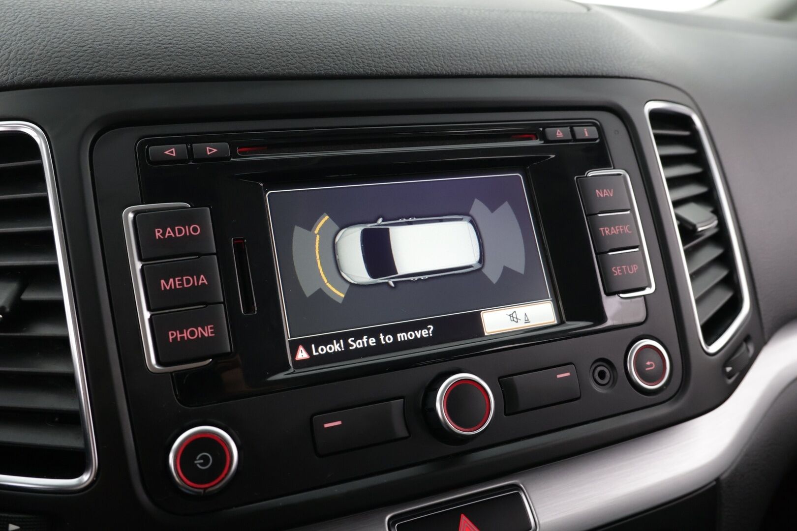 Volkswagen Sharan 2013 Highline 2,0 TDI 125kW DSG 7-P * Suomi-auto / Webasto / Koukku / Tutkat / Vakkari * - Sähkötoimiset sivuovet / Navi / Tutkat edessä ja takana - HULLUT AVAJAISHULINAT KORKOTARJOUS 3,29 %