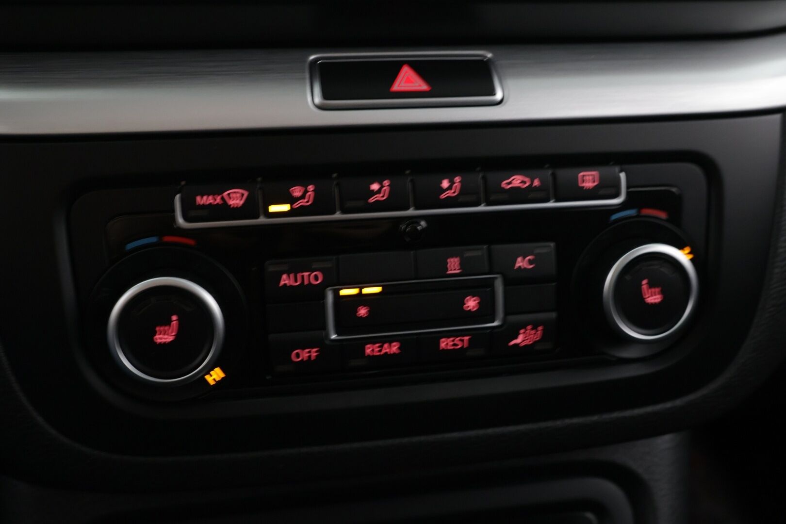 Volkswagen Sharan 2013 Highline 2,0 TDI 125kW DSG 7-P * Suomi-auto / Webasto / Koukku / Tutkat / Vakkari * - Sähkötoimiset sivuovet / Navi / Tutkat edessä ja takana - HULLUT AVAJAISHULINAT KORKOTARJOUS 3,29 %