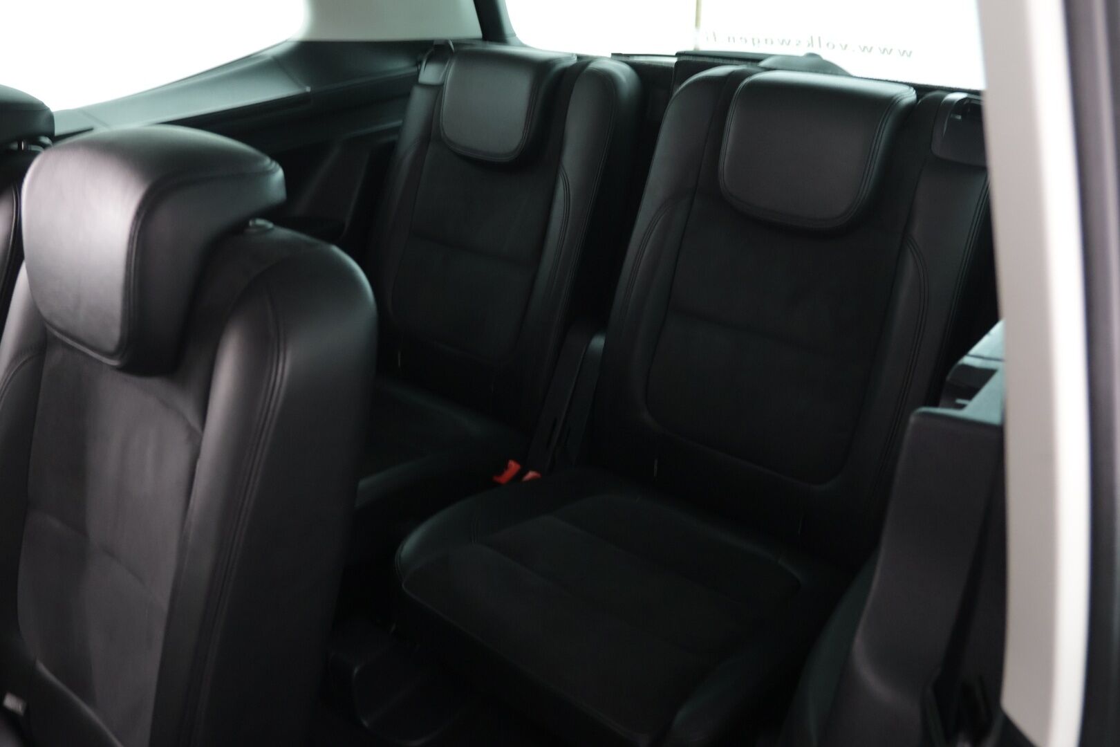 Volkswagen Sharan 2013 Highline 2,0 TDI 125kW DSG 7-P * Suomi-auto / Webasto / Koukku / Tutkat / Vakkari * - Sähkötoimiset sivuovet / Navi / Tutkat edessä ja takana - HULLUT AVAJAISHULINAT KORKOTARJOUS 3,29 %