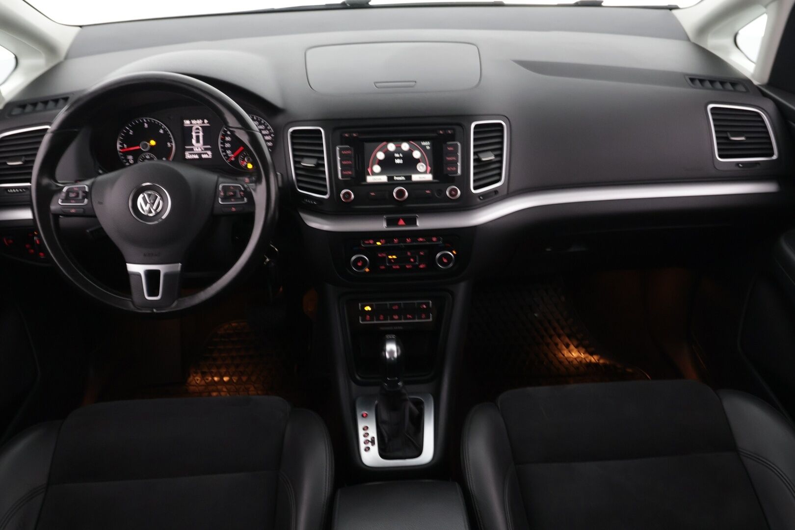 Volkswagen Sharan 2013 Highline 2,0 TDI 125kW DSG 7-P - | Suomi-auto | Webasto | Koukku | Tutkat | Vakkari | Sähkötoimiset sivuovet | Navi | Tutkat edessä ja takana |