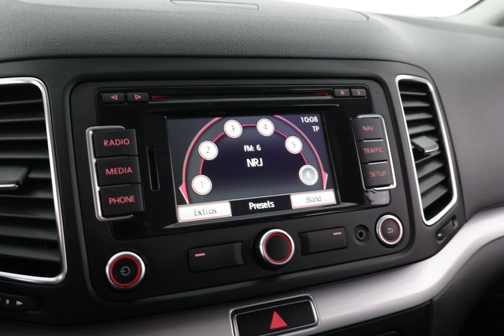 Volkswagen Sharan 2013 Highline 2,0 TDI 125 kW (170 hv) BlueMotion Technology DSG-automaatti 7-Paikkainen / Suomi-auto / Webasto / Koukku / Tutkat / Vakkari - Sähkötoimiset sivuovet / Navi / Tutkat edessä ja takana