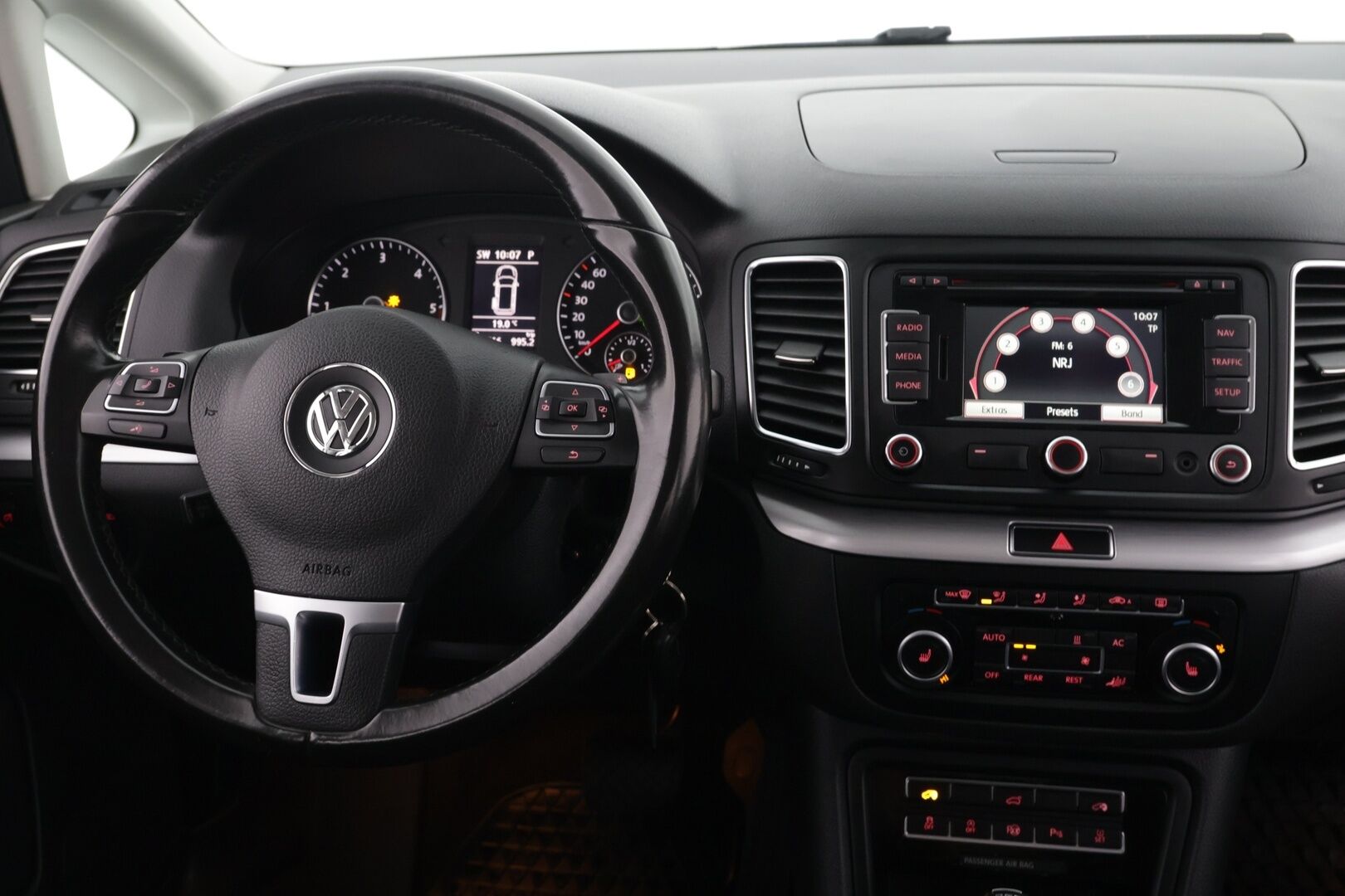 Volkswagen Sharan 2013 Highline 2,0 TDI 125kW DSG 7-P - | Suomi-auto | Webasto | Koukku | Tutkat | Vakkari | Sähkötoimiset sivuovet | Navi | Tutkat edessä ja takana |