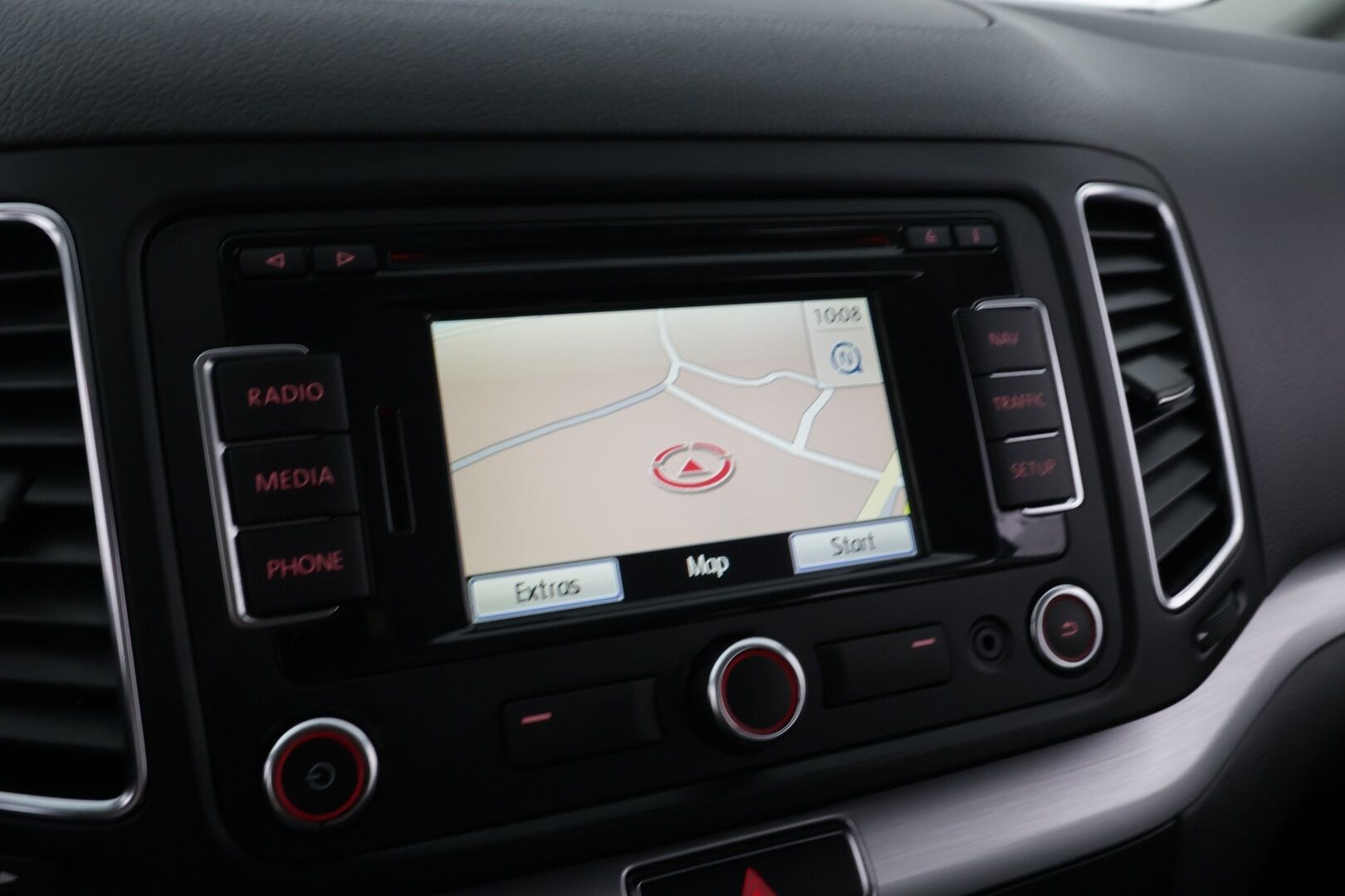 Volkswagen Sharan 2013 Highline 2,0 TDI 125kW DSG 7-P * Suomi-auto / Webasto / Koukku / Tutkat / Vakkari * - Sähkötoimiset sivuovet / Navi / Tutkat edessä ja takana - HULLUT AVAJAISHULINAT KORKOTARJOUS 3,29 %