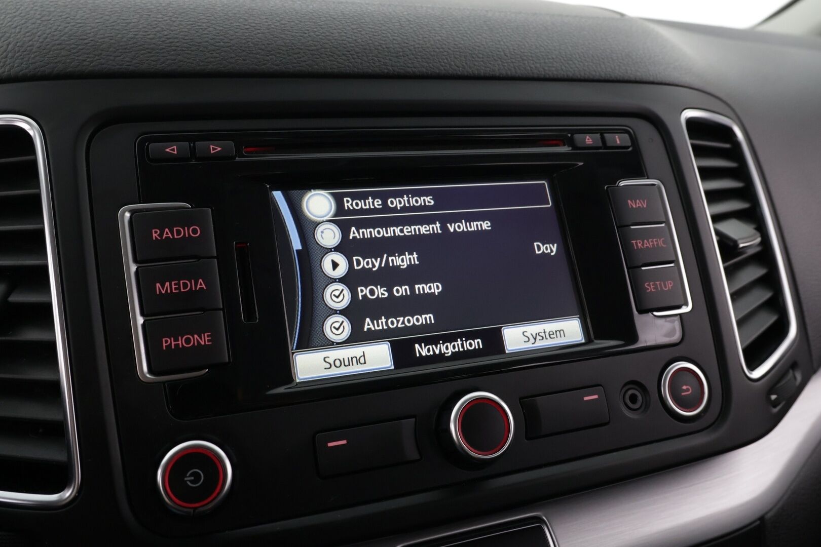 Volkswagen Sharan 2013 Highline 2,0 TDI 125kW DSG 7-P * Suomi-auto / Webasto / Koukku / Tutkat / Vakkari * - Sähkötoimiset sivuovet / Navi / Tutkat edessä ja takana - HULLUT AVAJAISHULINAT KORKOTARJOUS 3,29 %