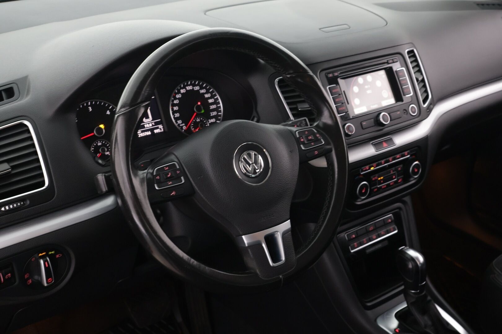 Volkswagen Sharan 2013 Highline 2,0 TDI 125kW DSG 7-P - | Suomi-auto | Webasto | Koukku | Tutkat | Vakkari | Sähkötoimiset sivuovet | Navi | Tutkat edessä ja takana |