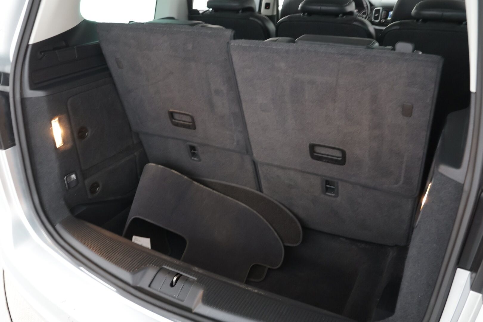 Volkswagen Sharan 2013 Highline 2,0 TDI 125 kW (170 hv) BlueMotion Technology DSG-automaatti 7-Paikkainen / Suomi-auto / Webasto / Koukku / Tutkat / Vakkari - Sähkötoimiset sivuovet / Navi / Tutkat edessä ja takana