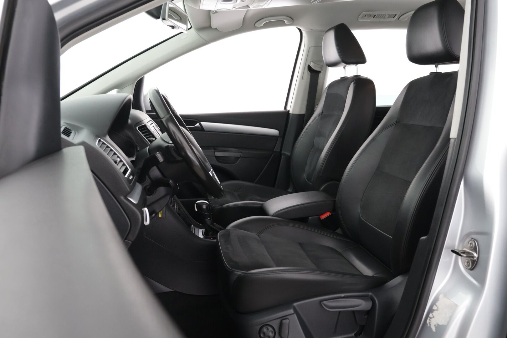 Volkswagen Sharan 2013 Highline 2,0 TDI 125 kW (170 hv) BlueMotion Technology DSG-automaatti 7-Paikkainen / Suomi-auto / Webasto / Koukku / Tutkat / Vakkari - Sähkötoimiset sivuovet / Navi / Tutkat edessä ja takana