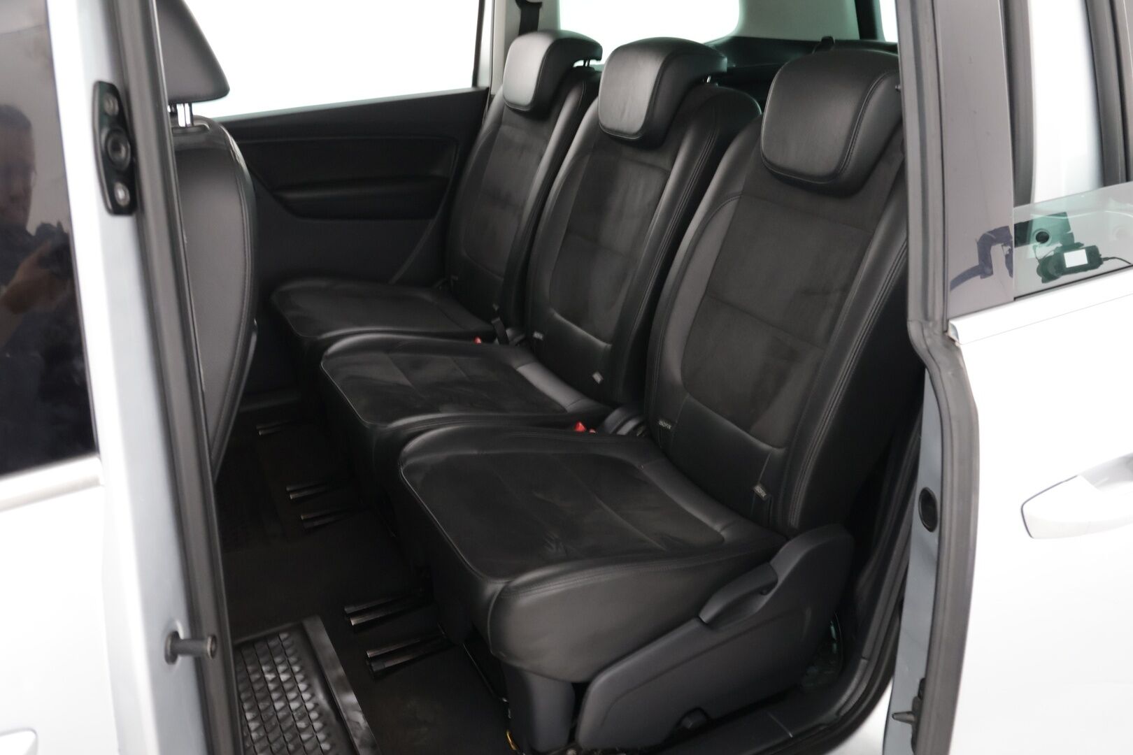 Volkswagen Sharan 2013 Highline 2,0 TDI 125kW DSG 7-P * Suomi-auto / Webasto / Koukku / Tutkat / Vakkari * - Sähkötoimiset sivuovet / Navi / Tutkat edessä ja takana - HULLUT AVAJAISHULINAT KORKOTARJOUS 3,29 %