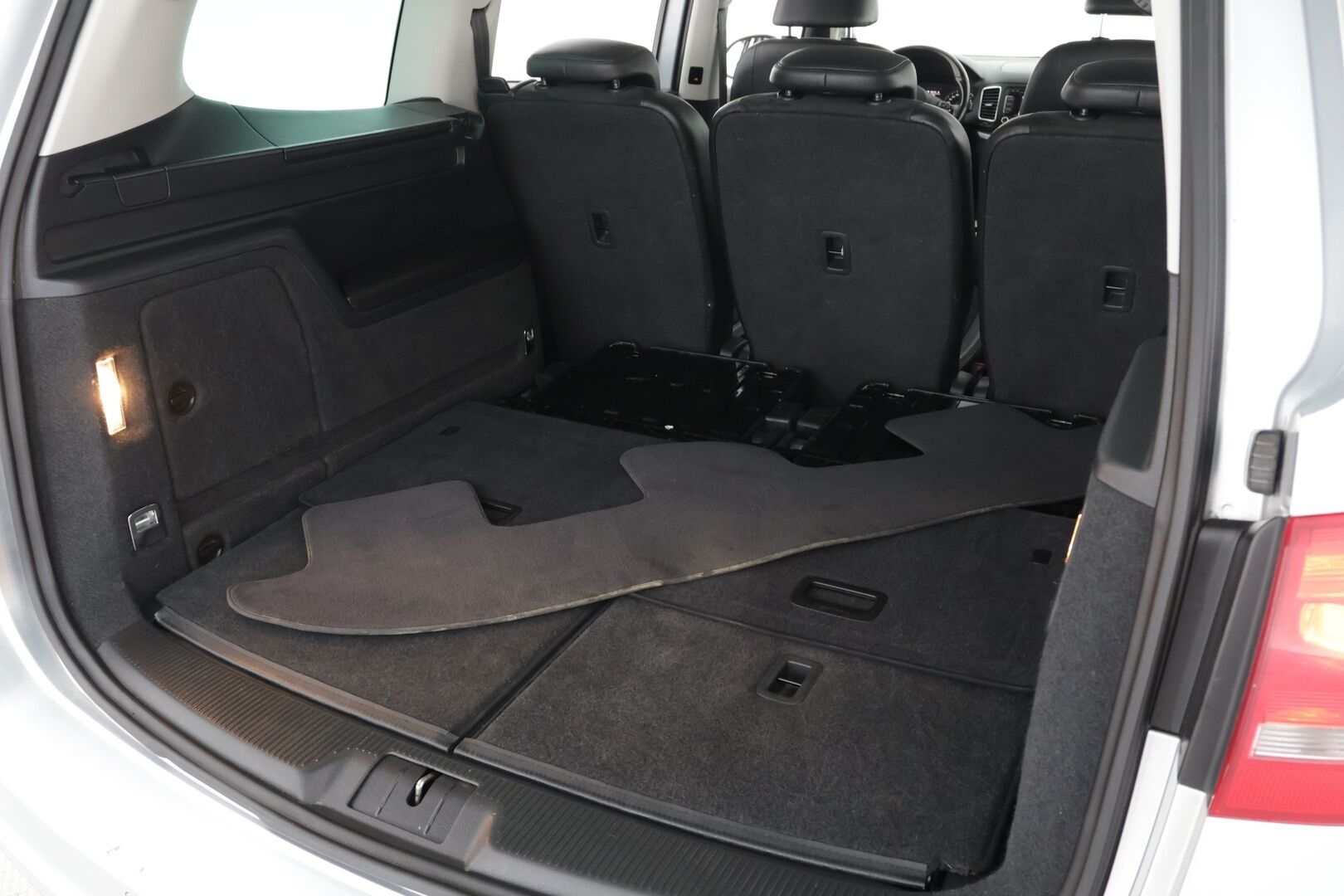 Volkswagen Sharan 2013 Highline 2,0 TDI 125 kW (170 hv) BlueMotion Technology DSG-automaatti 7-Paikkainen / Suomi-auto / Webasto / Koukku / Tutkat / Vakkari - Sähkötoimiset sivuovet / Navi / Tutkat edessä ja takana