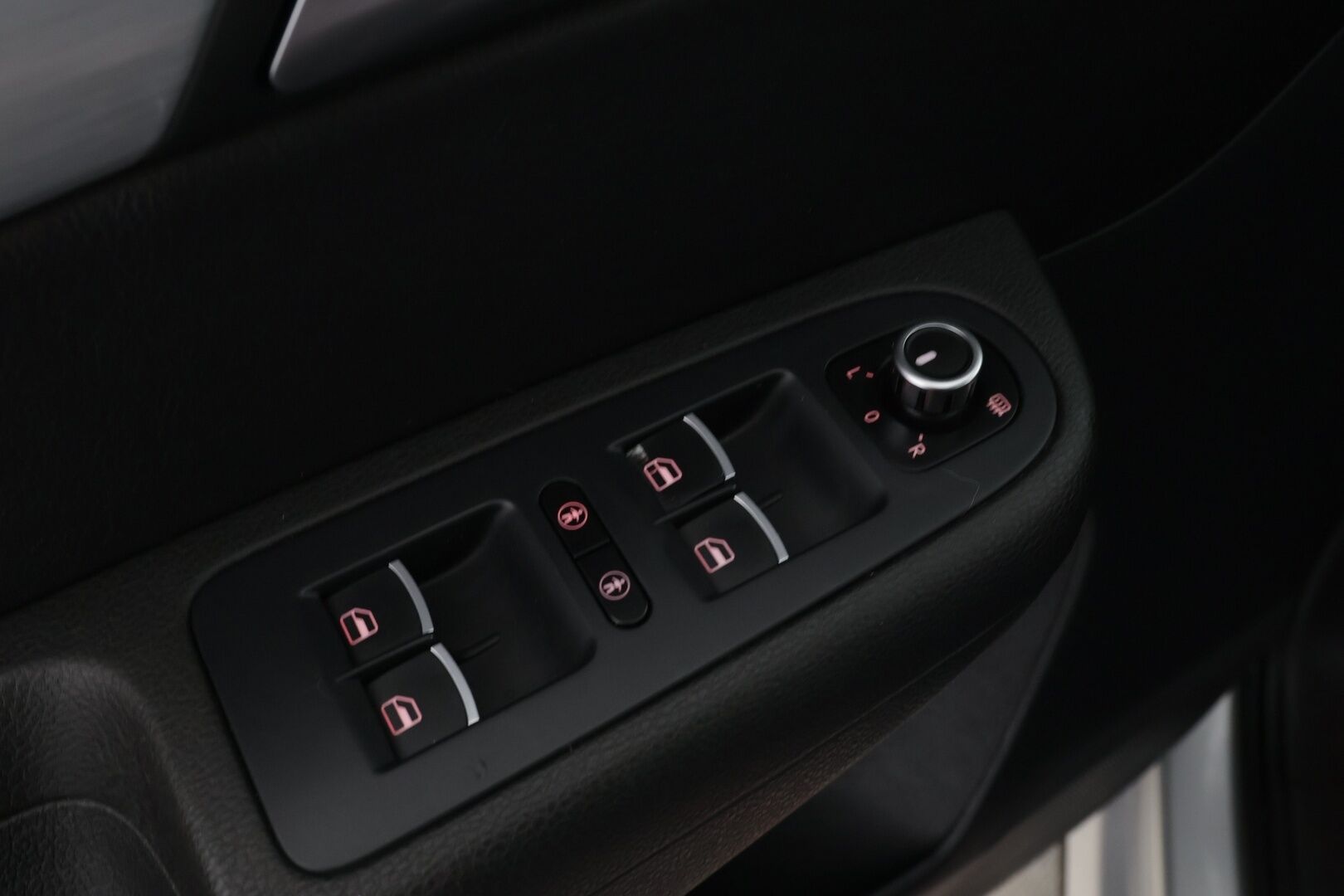 Volkswagen Sharan 2013 Highline 2,0 TDI 125kW DSG 7-P * Suomi-auto / Webasto / Koukku / Tutkat / Vakkari * - Sähkötoimiset sivuovet / Navi / Tutkat edessä ja takana - HULLUT AVAJAISHULINAT KORKOTARJOUS 3,29 %