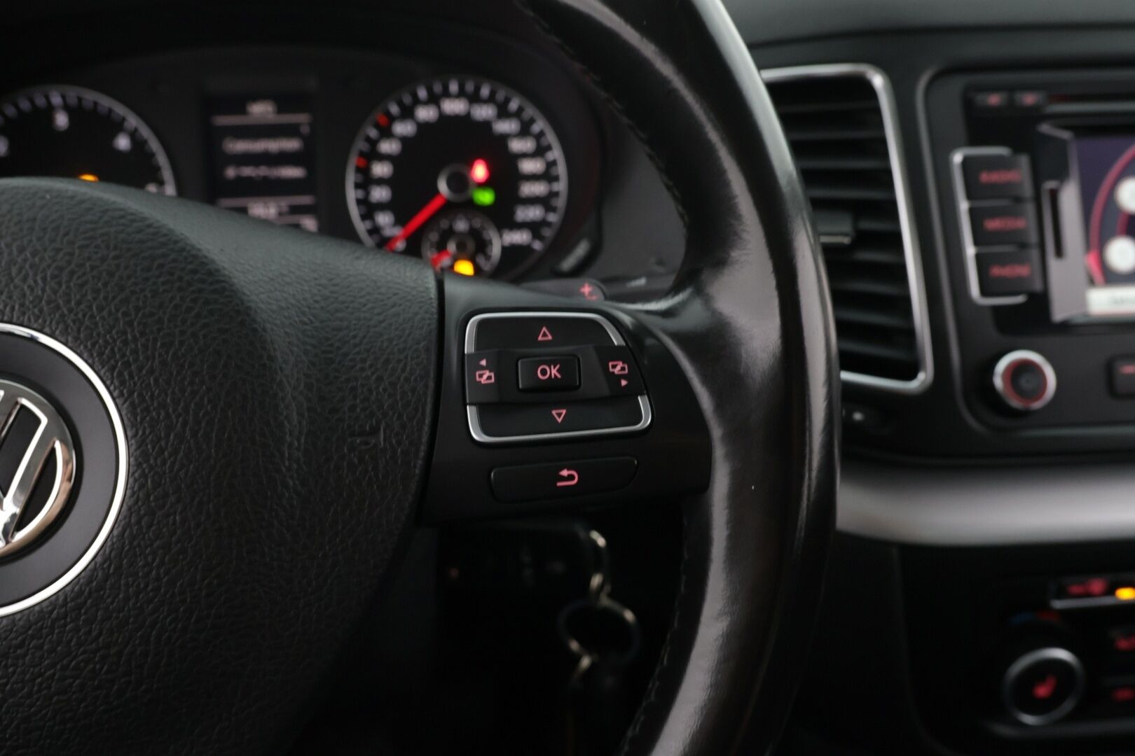 Volkswagen Sharan 2013 Highline 2,0 TDI 125kW DSG 7-P * Suomi-auto / Webasto / Koukku / Tutkat / Vakkari * - Sähkötoimiset sivuovet / Navi / Tutkat edessä ja takana - HULLUT AVAJAISHULINAT KORKOTARJOUS 3,29 %