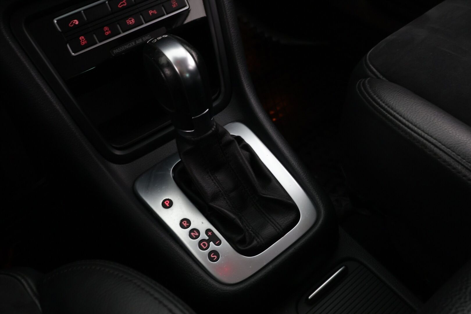 Volkswagen Sharan 2013 Highline 2,0 TDI 125 kW (170 hv) BlueMotion Technology DSG-automaatti 7-Paikkainen / Suomi-auto / Webasto / Koukku / Tutkat / Vakkari - Sähkötoimiset sivuovet / Navi / Tutkat edessä ja takana