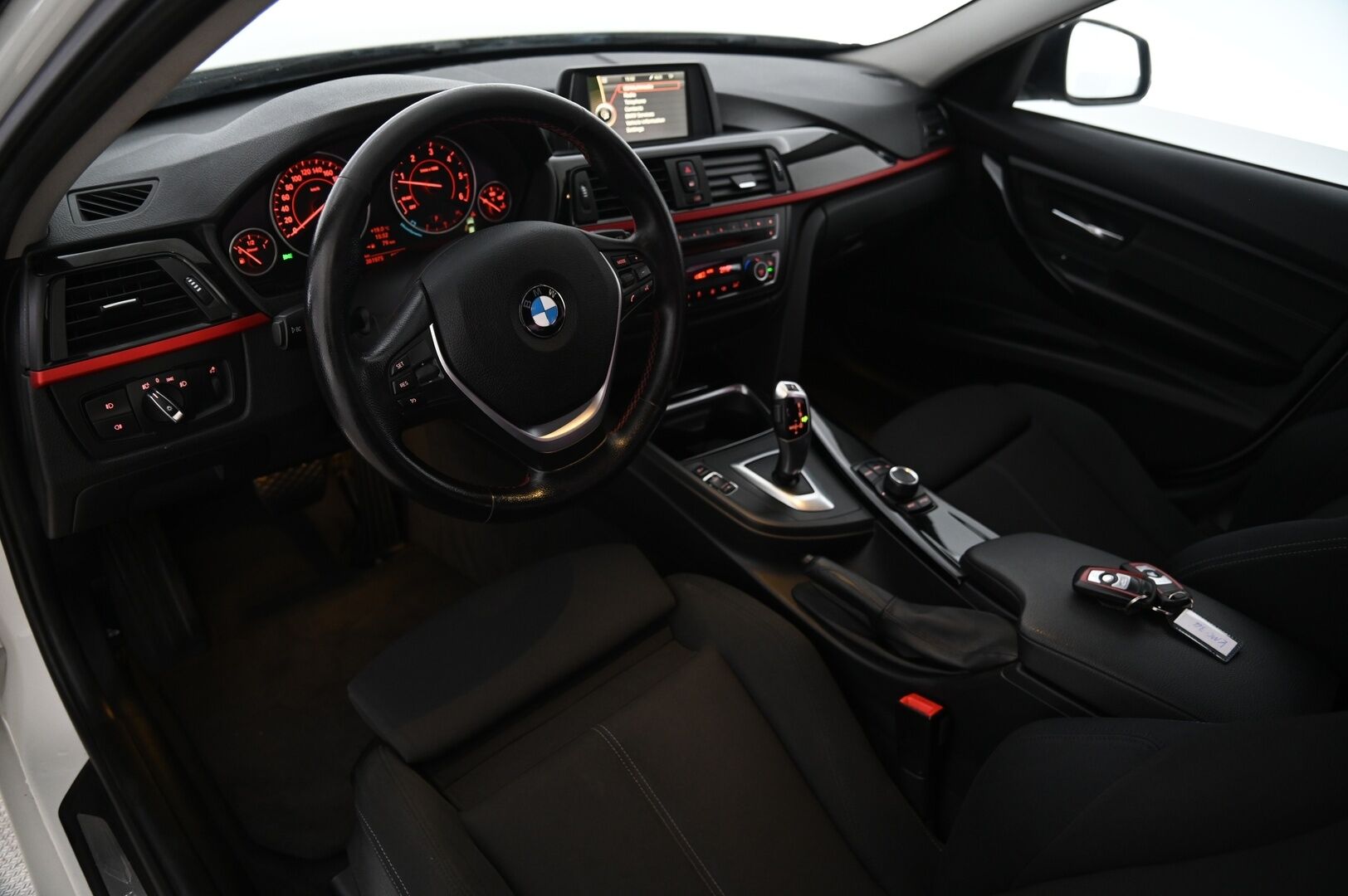 BMW 318 2013 d F30 SportLine *YritysOutlet - Myydään vain yrityksille* Ketju vaihdettu! / Sporttipenkit / Lohko / Xenon* - *YritysOutlet - Myydään vain yrityksille*