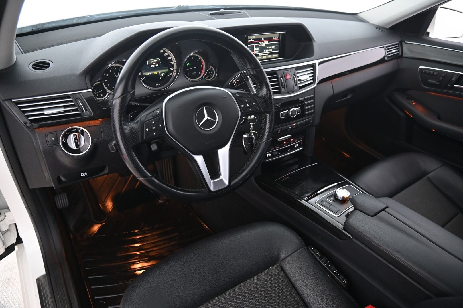 Mercedes-Benz E 2013 220 CDI BE A Premium Business - Avantgarde | Webasto | Koukku | 2.om | Suomi-auto | P*tutkat | Ortopedit muistilla | Vakkari | Uudet renkaat!