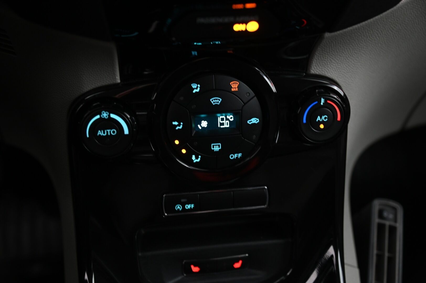 Ford Fiesta 2014 1,0 EcoBoost 125hv Start/Stop Titanium M5 5-ovinen *MYYDÄÄN HUUTOKAUPPA.COM* - https://huutokaupat.com/kohde/5671110/ford-fiesta-webasto-lammitettava-tuulilasi-2014