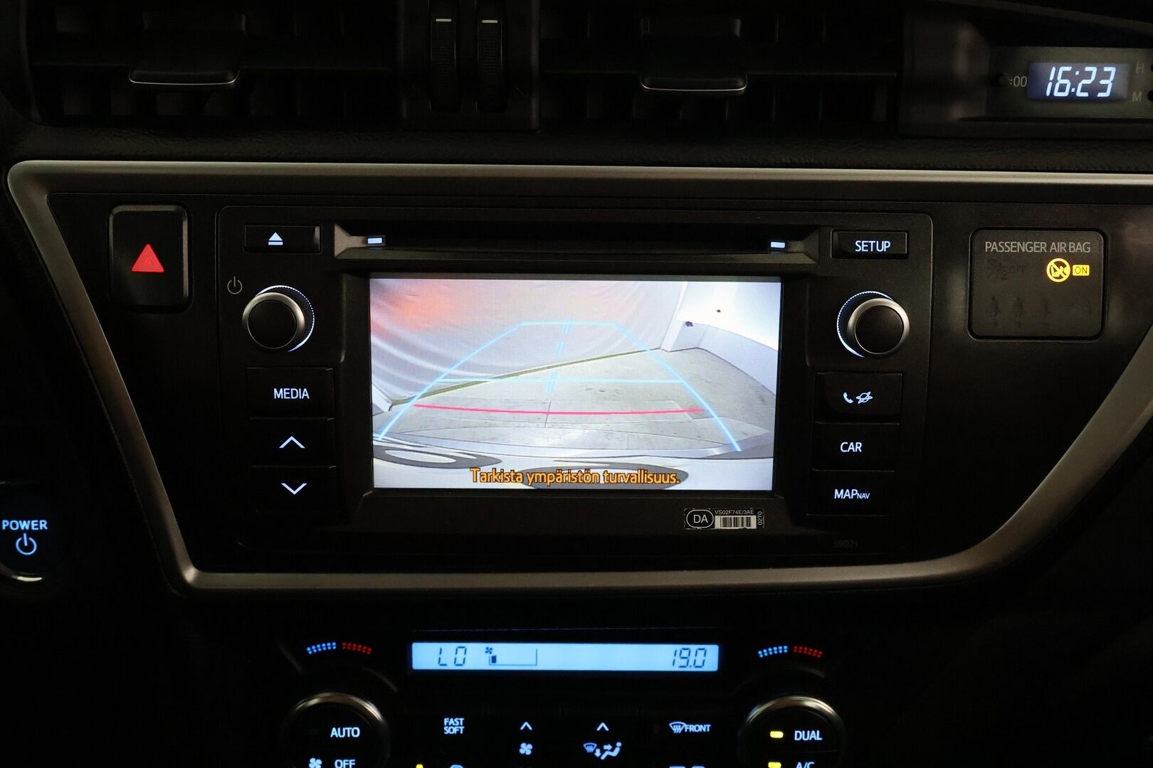 Toyota Auris 2014 Touring Sports 1,8 Hybrid Premium - 2-om Suomi-auto | Merkkiliikkeen huoltohistoria | KeyLessGo | Peruutuskamera | Lohkolämmitin |