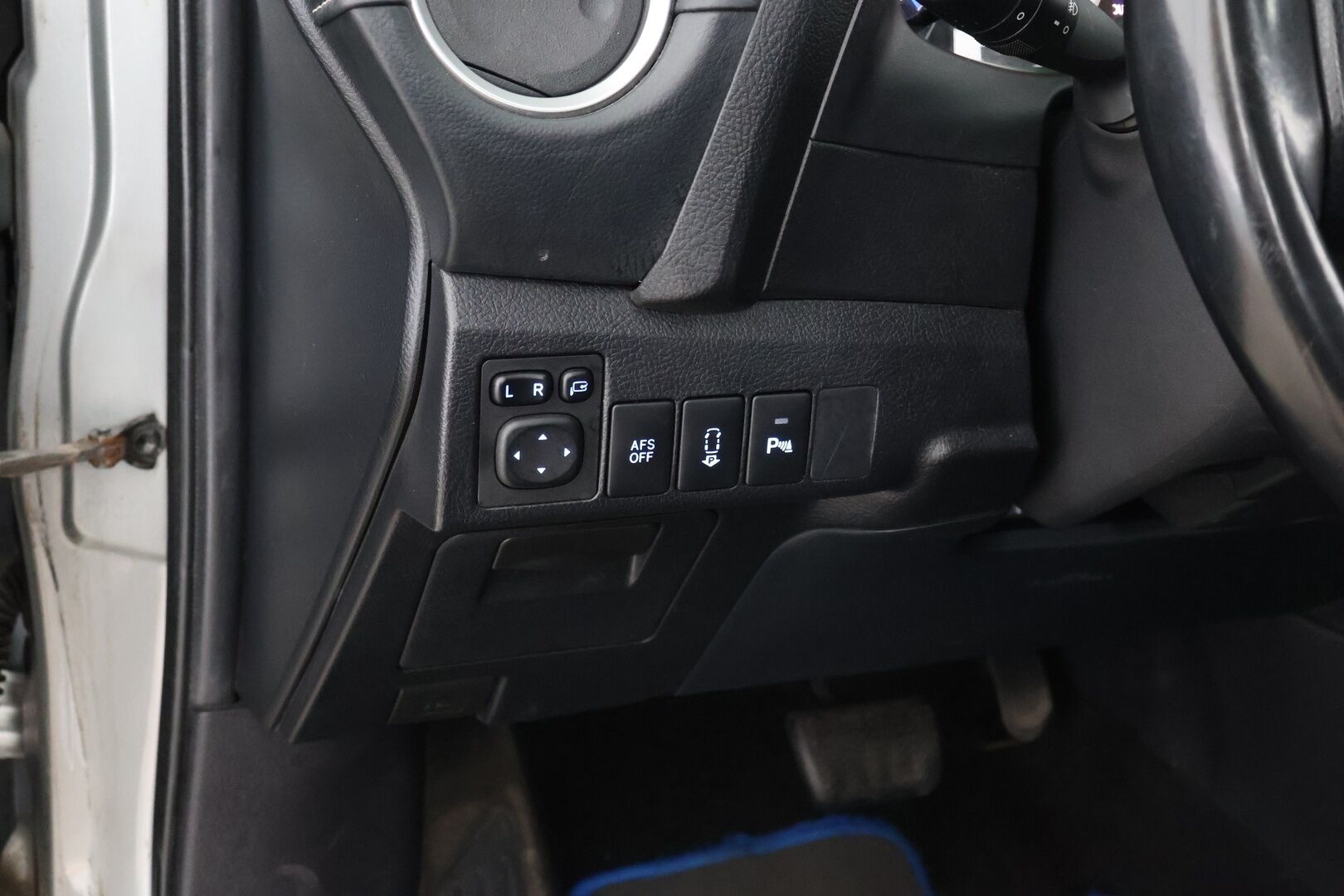 Toyota Auris 2014 Touring Sports 1,8 Hybrid Premium - 2-om Suomi-auto | Merkkiliikkeen huoltohistoria | KeyLessGo | Peruutuskamera | Lohkolämmitin |