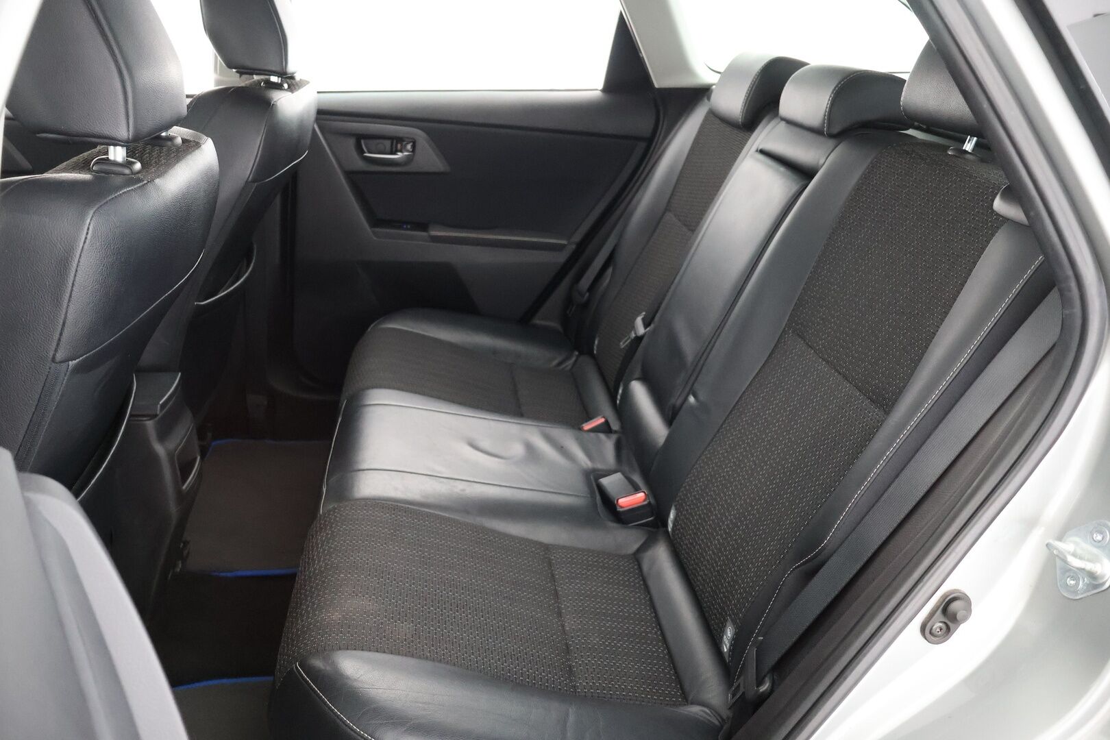 Toyota Auris 2014 Touring Sports 1,8 Hybrid Premium - 2-om Suomi-auto | Merkkiliikkeen huoltohistoria | KeyLessGo | Peruutuskamera | Lohkolämmitin |