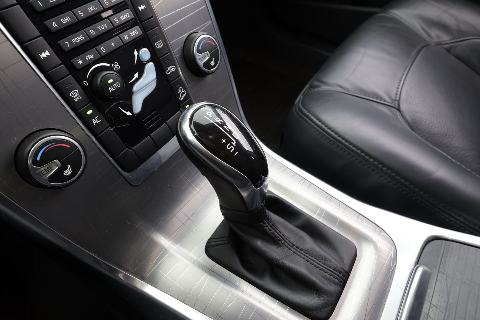 Volvo XC70 2014 D5 AWD Summum aut * Vakkari / P.tutka / Webasto / Koukku / Muistipenkki / Nahat / KeylessGo * - Suomi-auto / Kahdet renkaat aluvanteilla - HULLU BLACKWEEK KORKOTARJOUS 2,49%