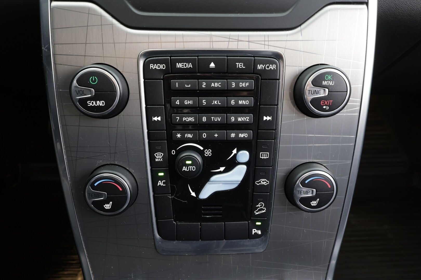 Volvo XC70 2014 D5 AWD Summum aut * Vakkari / P.tutka / Webasto / Koukku / Muistipenkki / Nahat / KeylessGo * - Suomi-auto / Kahdet renkaat aluvanteilla - HULLU BLACKWEEK KORKOTARJOUS 2,49%