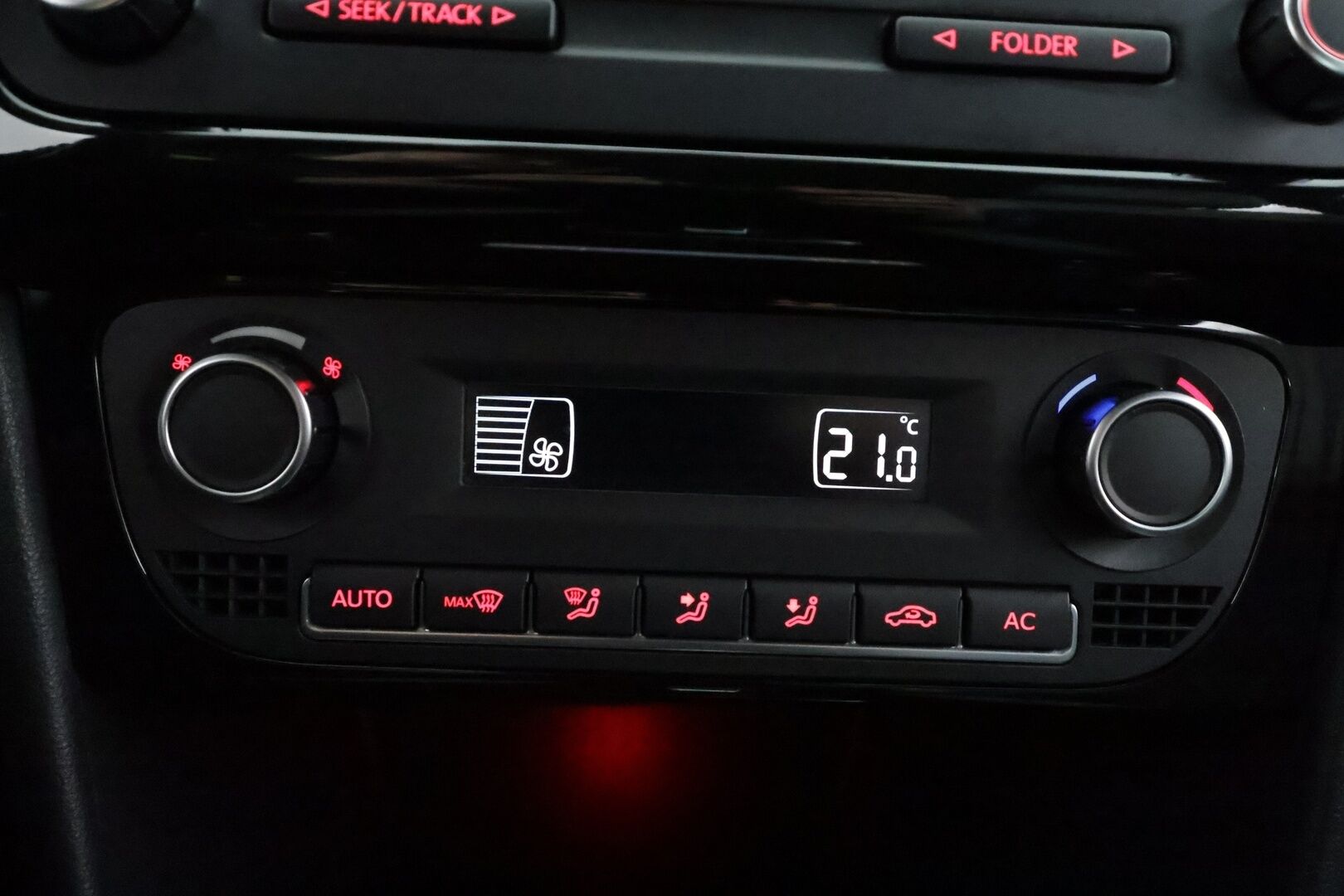 Volkswagen Polo 2014 BlueGT 1,4 TSI 103 kW (140 hv) DSG-automaatti 4-ovinen - | Lohkolämmitin | Xenon | Vakkari | CD&AUX | AC | Penkinlämmittimet | Suomi-auto | Kahdet renkaat | 