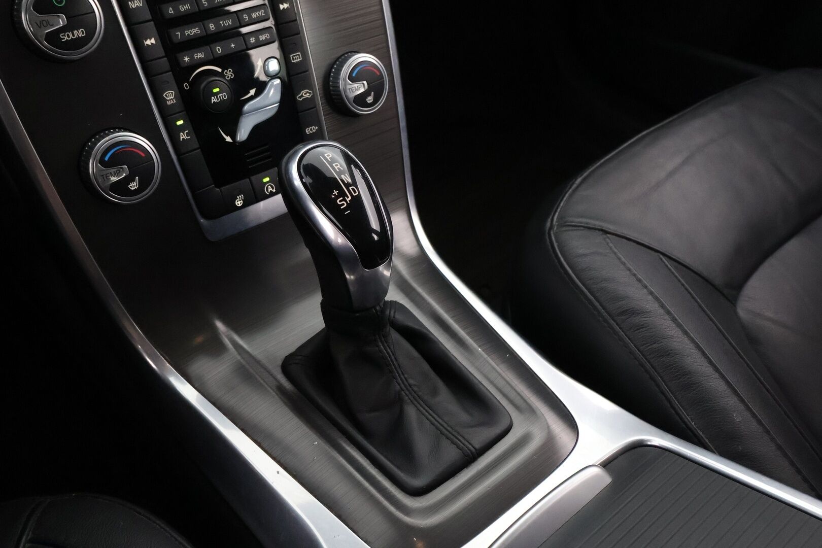 Volvo V70 2014 D4 Summum Taksi aut - Webasto / Adapt. vakkari / BLIS / Koukku / KeylessGo / Tutkat / Kattavasti varusteltu!!* *MYYDÄÄN HUUTOKAUPAT.COMISSA!!*