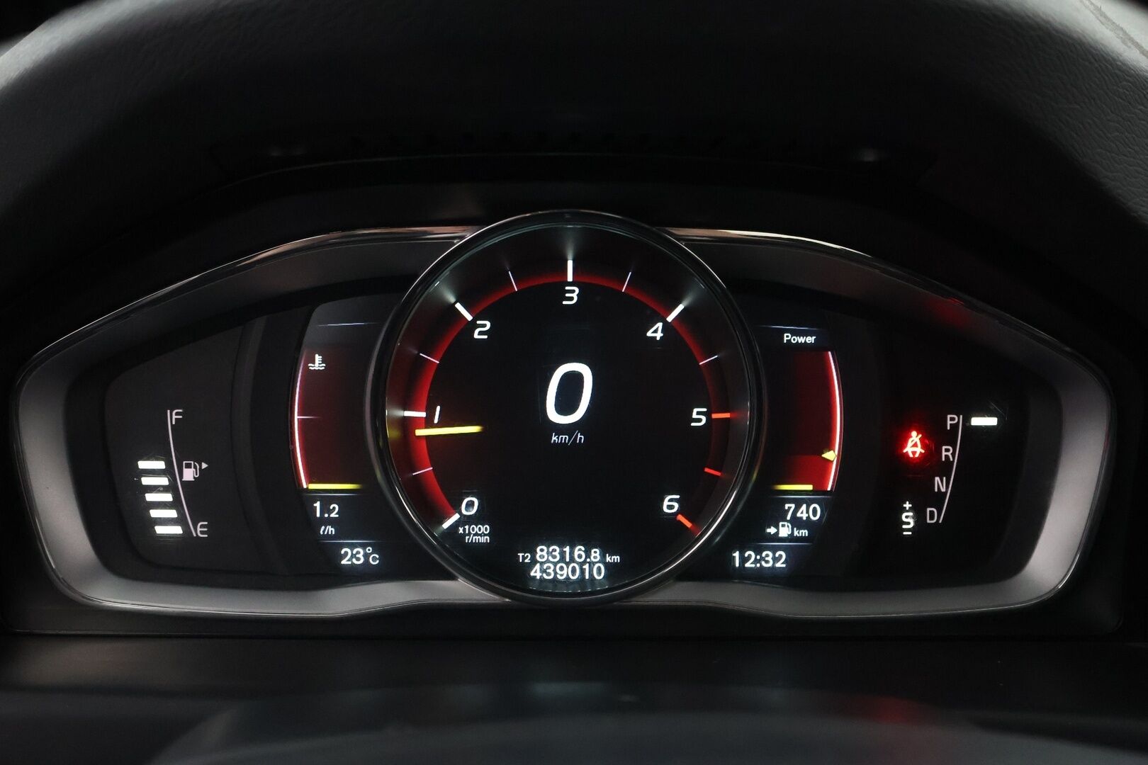 Volvo V70 2014 D4 Summum Taksi aut - Webasto / Adapt. vakkari / BLIS / Koukku / KeylessGo / Tutkat / Kattavasti varusteltu!!* *MYYDÄÄN HUUTOKAUPAT.COMISSA!!*