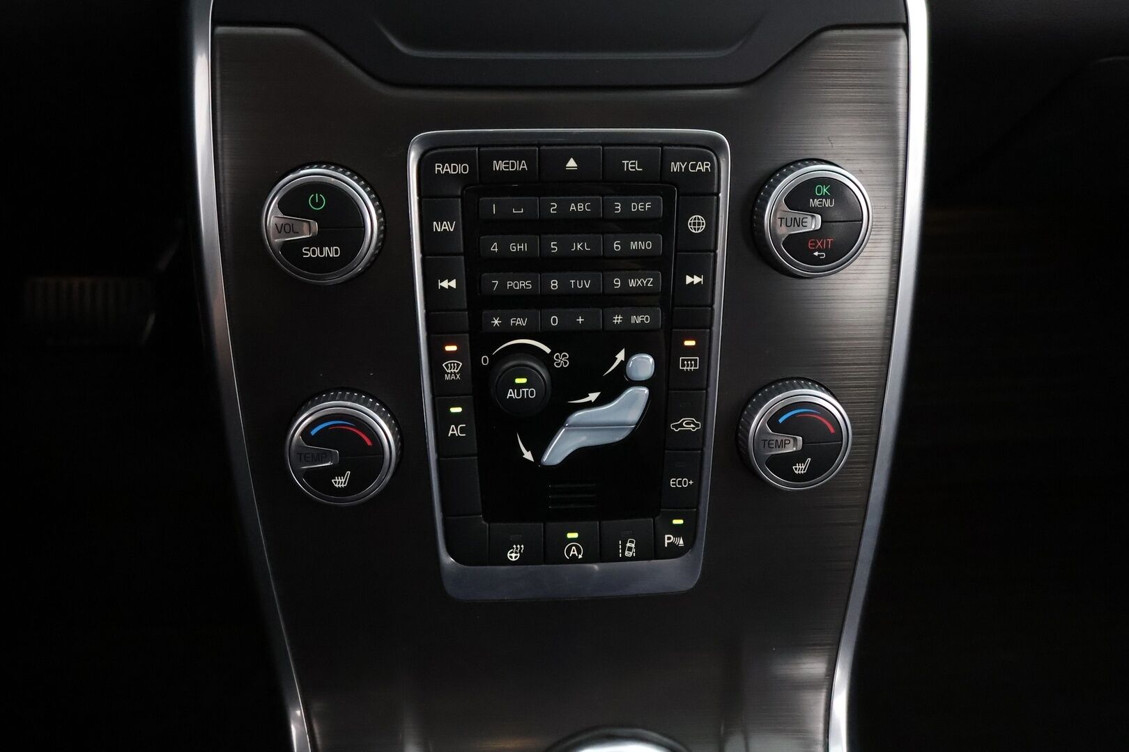 Volvo V70 2014 D4 Summum Taksi aut - Webasto / Adapt. vakkari / BLIS / Koukku / KeylessGo / Tutkat / Kattavasti varusteltu!!* *MYYDÄÄN HUUTOKAUPAT.COMISSA!!*