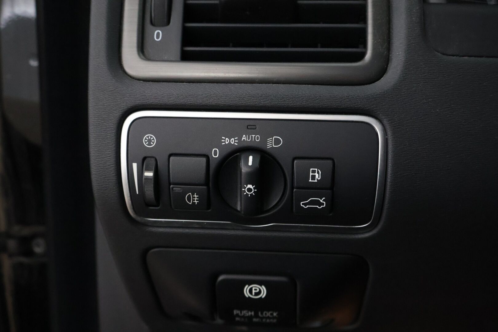 Volvo V70 2014 D4 Summum Taksi aut - Webasto / Adapt. vakkari / BLIS / Koukku / KeylessGo / Tutkat / Kattavasti varusteltu!!* *MYYDÄÄN HUUTOKAUPAT.COMISSA!!*