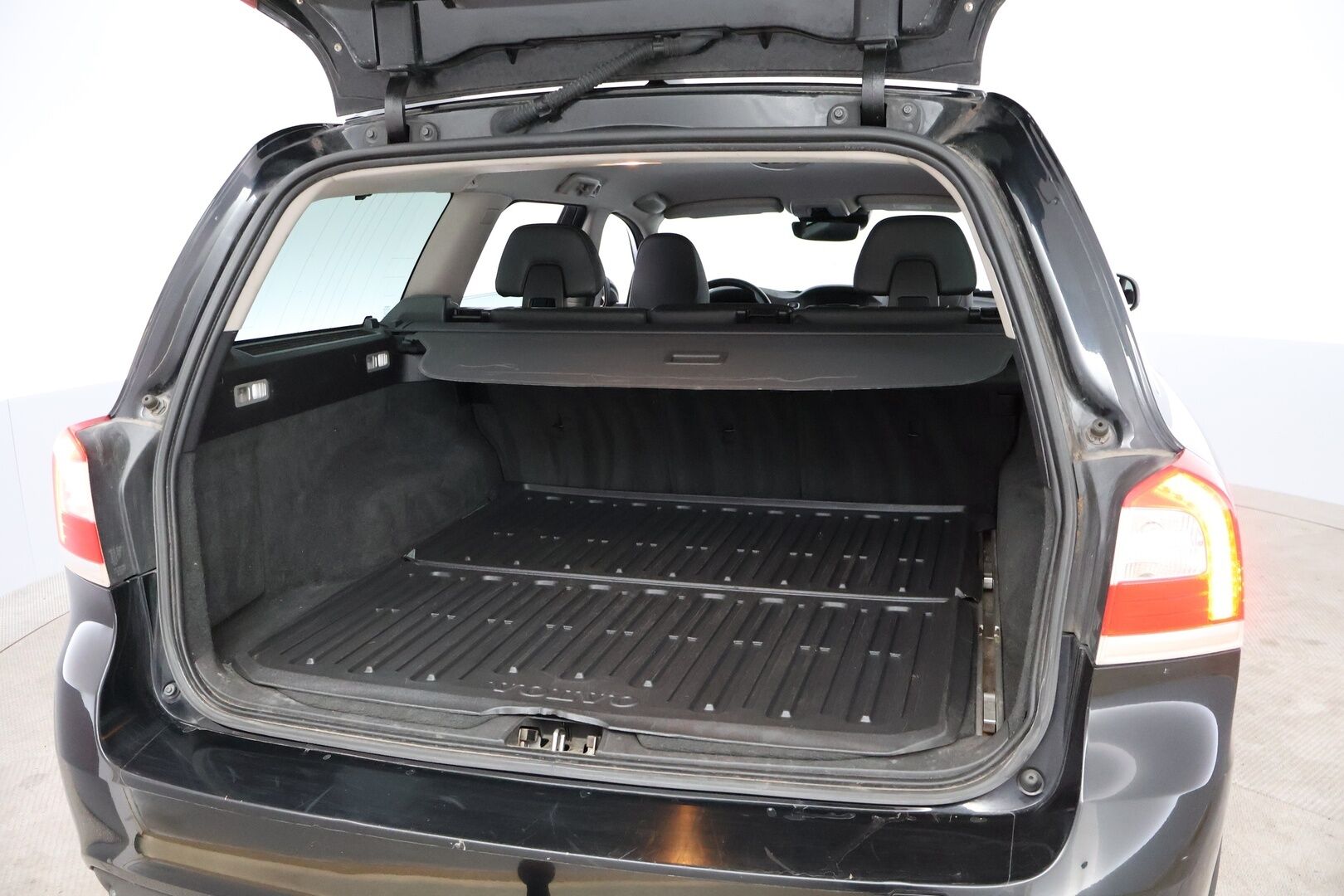 Volvo V70 2014 D4 Summum Taksi aut - Webasto / Adapt. vakkari / BLIS / Koukku / KeylessGo / Tutkat / Kattavasti varusteltu!!* *MYYDÄÄN HUUTOKAUPAT.COMISSA!!*