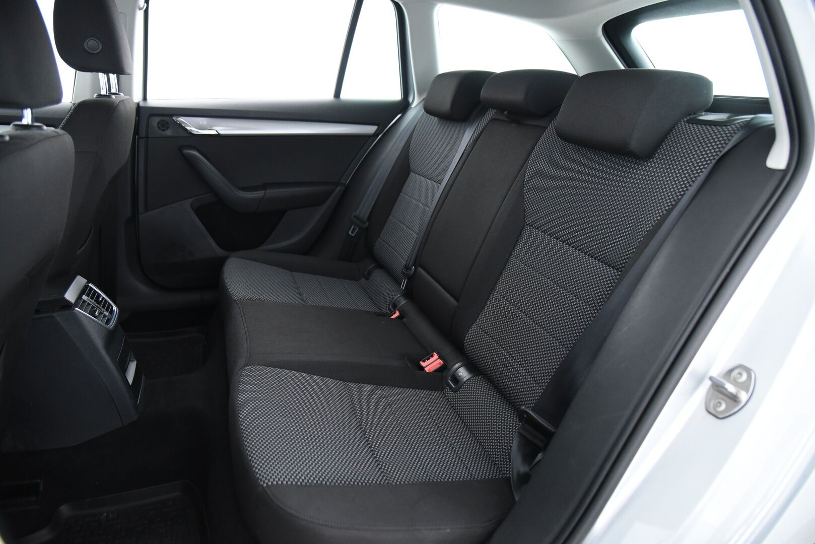 Skoda Octavia 2014 Combi 2,0 TDI 150 4x4 Ambition / Suomi-Auto / Webasto / Vakkari / Navi / Koukku - 2x mekkirenkaat / P.tutka