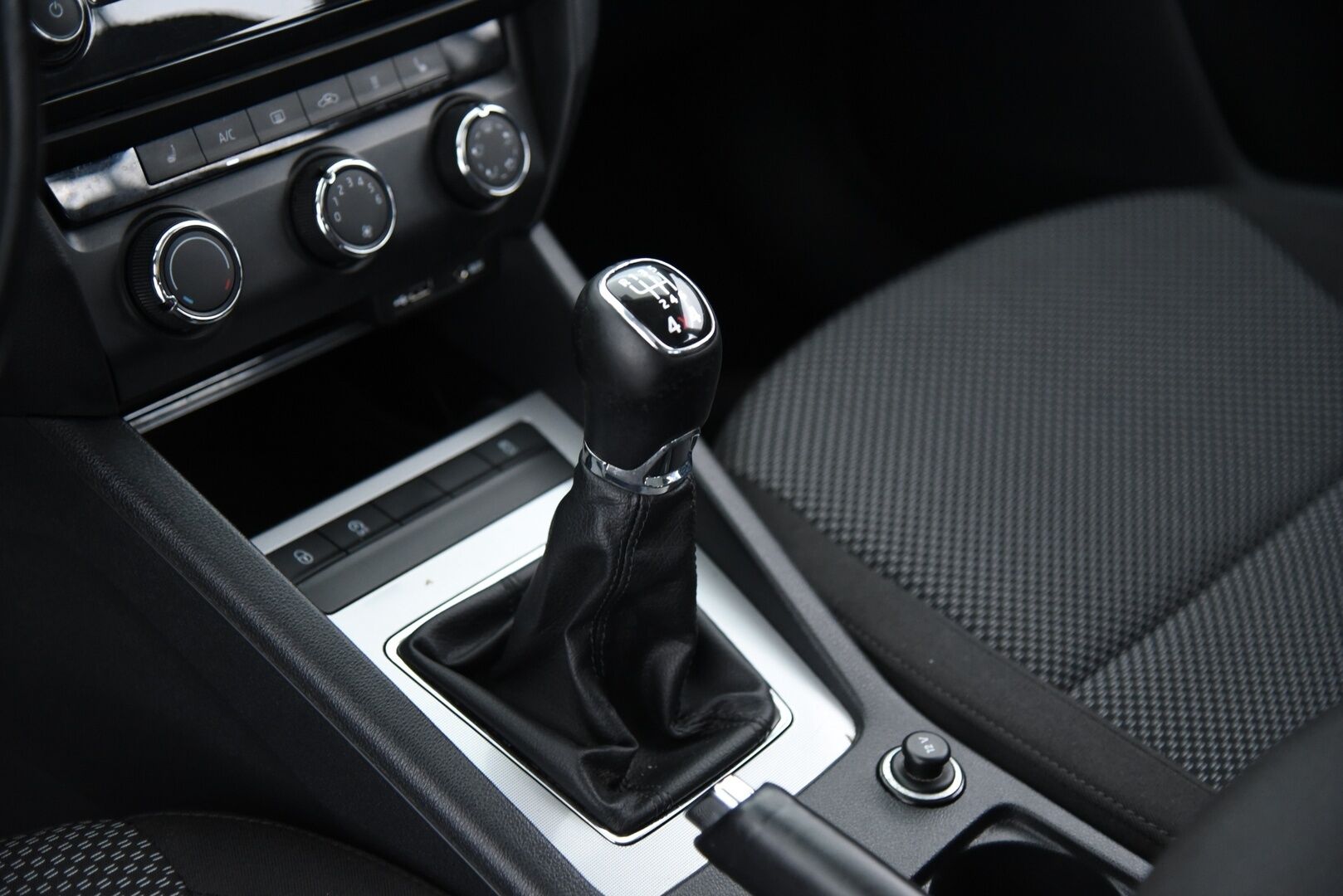 Skoda Octavia 2014 Combi 2,0 TDI 150 4x4 Ambition / Suomi-Auto / Webasto / Vakkari / Navi / Koukku - 2x mekkirenkaat / P.tutka