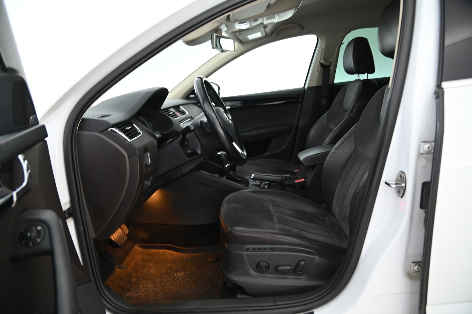 Skoda Octavia 2015 1,8 TSI L&K DSG Autom. *Myydään huutokaupat.com* - Myydään huutokaupat.com