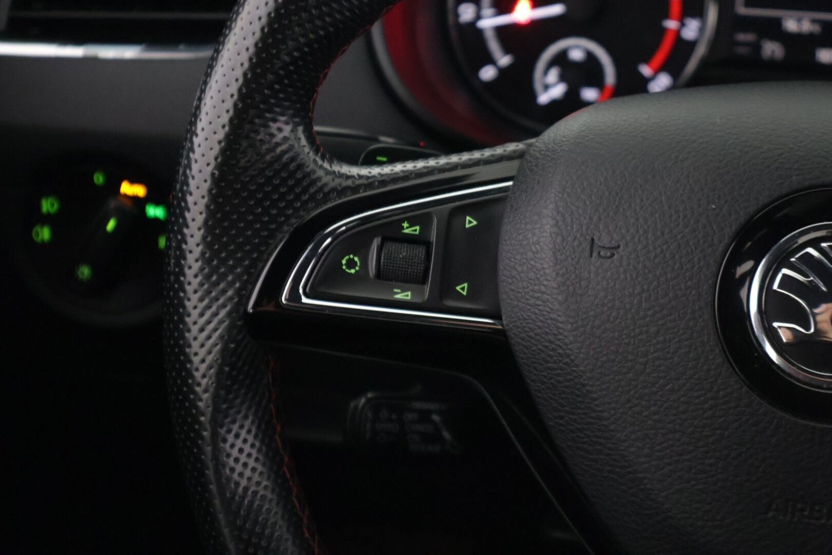 Skoda Octavia 2015 2,0 TSI RS DSG Autom * ACC / Adapt Bi-Xenon / Tutkat / Lohko+Sisälämmitin * - *Suomi-auto / Kahdet renkaat vanteineen / Pirteä RS * - HULLU BLACKWEEK KORKOTARJOUS 2,49%