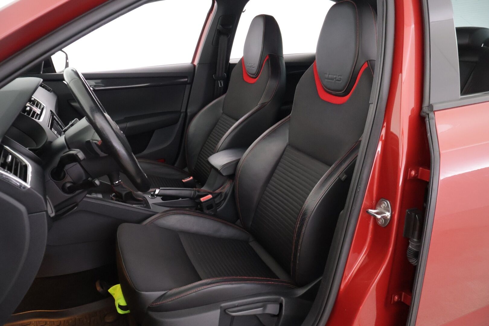 Skoda Octavia 2015 2,0 TSI RS DSG Autom * ACC / Adapt Bi-Xenon / Tutkat / Lohko+Sisälämmitin * - *Suomi-auto / Kahdet renkaat vanteineen / Pirteä RS * - HULLU BLACKWEEK KORKOTARJOUS 2,49%