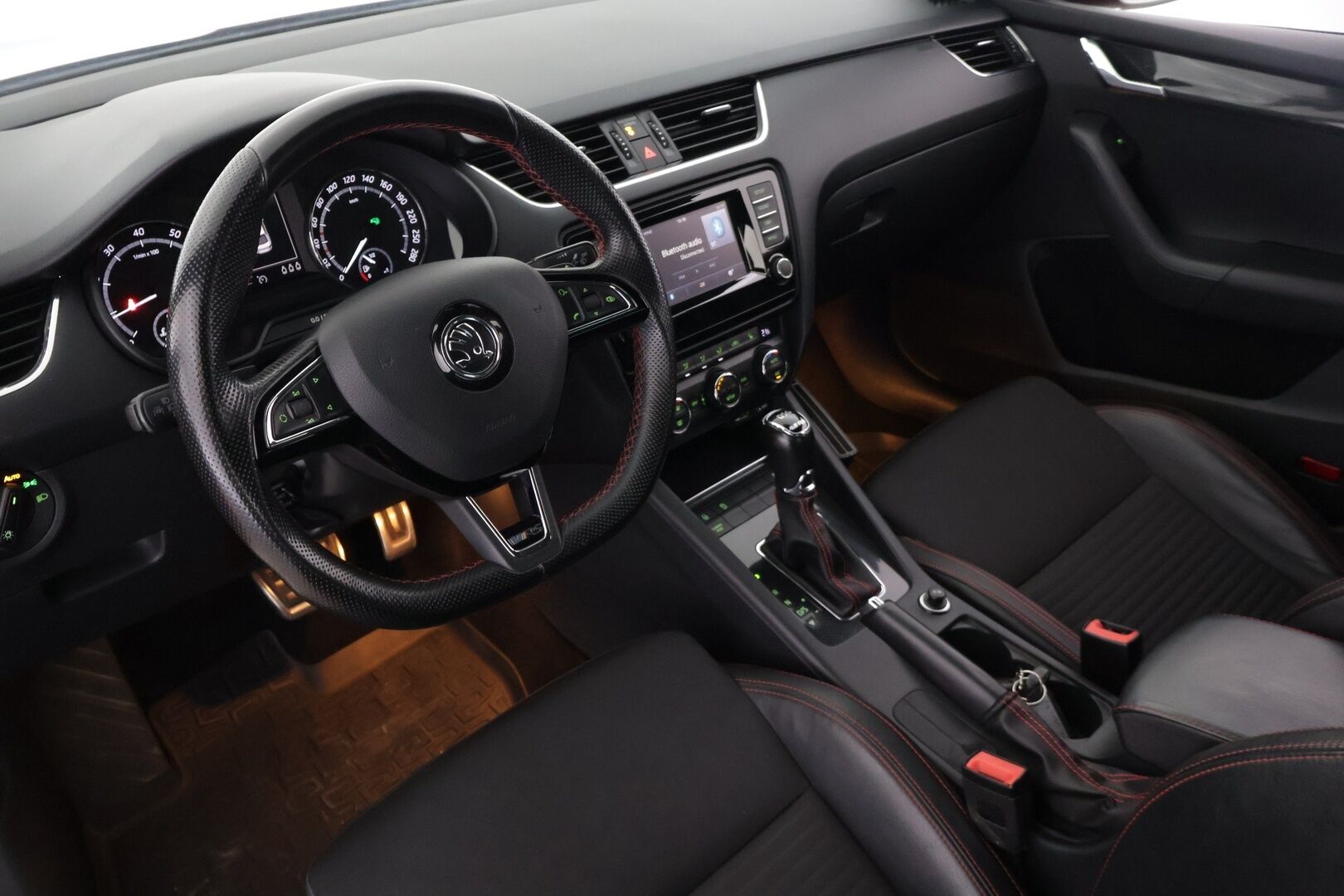 Skoda Octavia 2015 2,0 TSI RS DSG Autom * ACC / Adapt Bi-Xenon / Tutkat / Lohko+Sisälämmitin * - *Suomi-auto / Kahdet renkaat vanteineen / Pirteä RS * - HULLU BLACKWEEK KORKOTARJOUS 2,49%