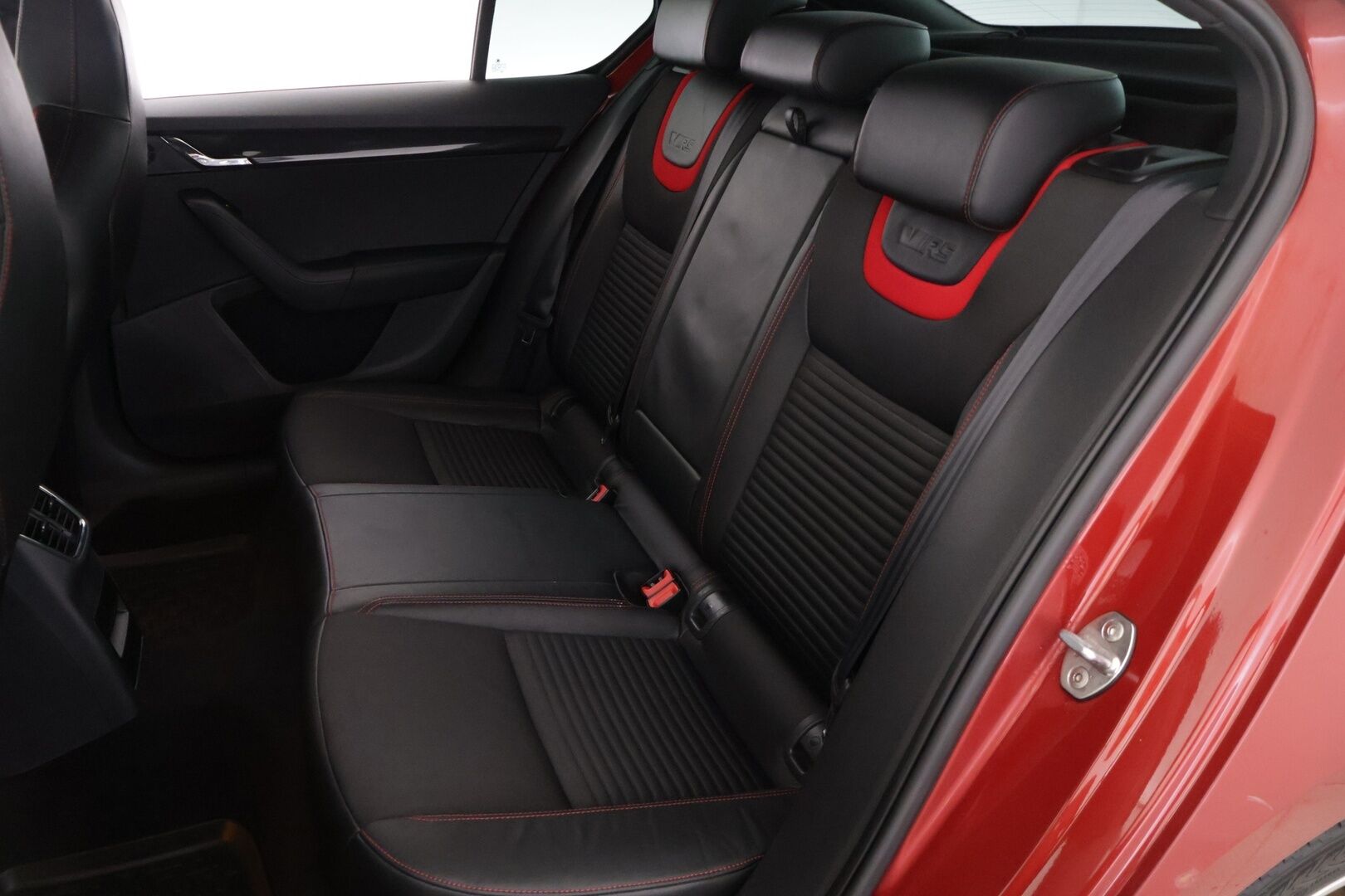 Skoda Octavia 2015 2,0 TSI RS DSG Autom * ACC / Adapt Bi-Xenon / Tutkat / Lohko+Sisälämmitin * - *Suomi-auto / Kahdet renkaat vanteineen / Pirteä RS * - HULLU BLACKWEEK KORKOTARJOUS 2,49%