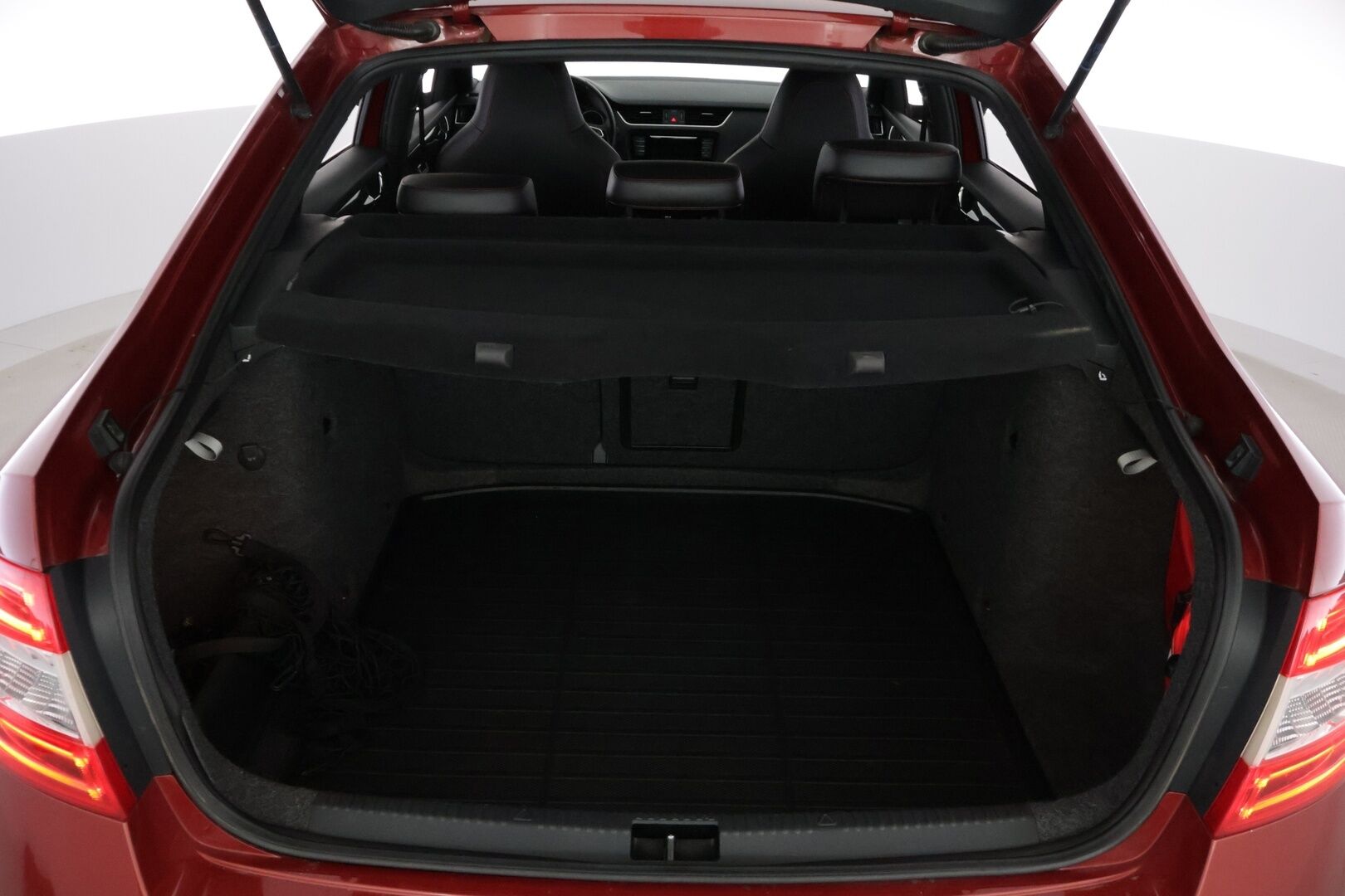 Skoda Octavia 2015 2,0 TSI RS DSG Autom * ACC / Adapt Bi-Xenon / Tutkat / Lohko+Sisälämmitin * - *Suomi-auto / Kahdet renkaat vanteineen / Pirteä RS * - HULLU BLACKWEEK KORKOTARJOUS 2,49%