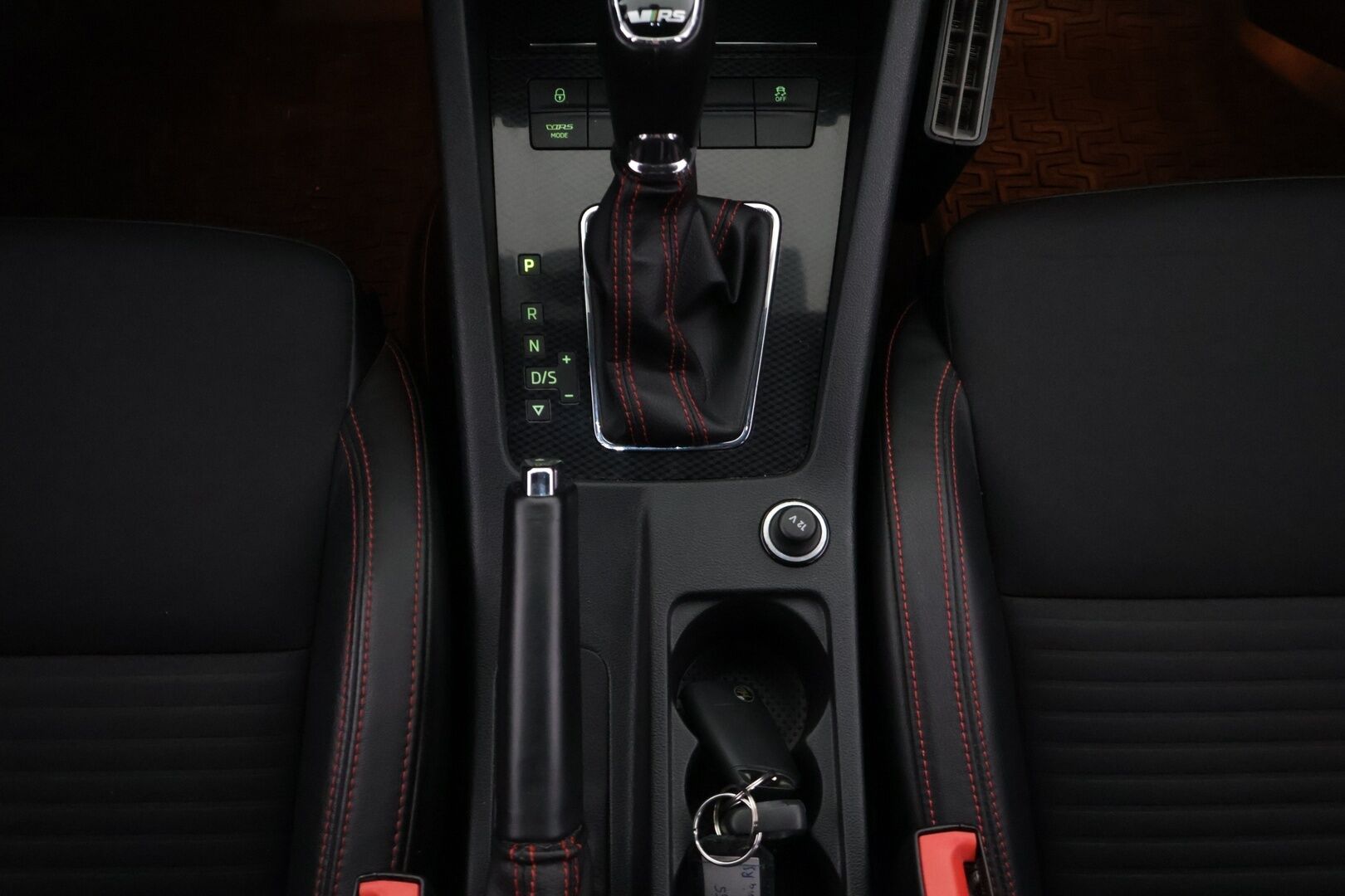 Skoda Octavia 2015 2,0 TSI RS DSG Autom * ACC / Adapt Bi-Xenon / Tutkat / Lohko+Sisälämmitin * - *Suomi-auto / Kahdet renkaat vanteineen / Pirteä RS * - HULLU BLACKWEEK KORKOTARJOUS 2,49%